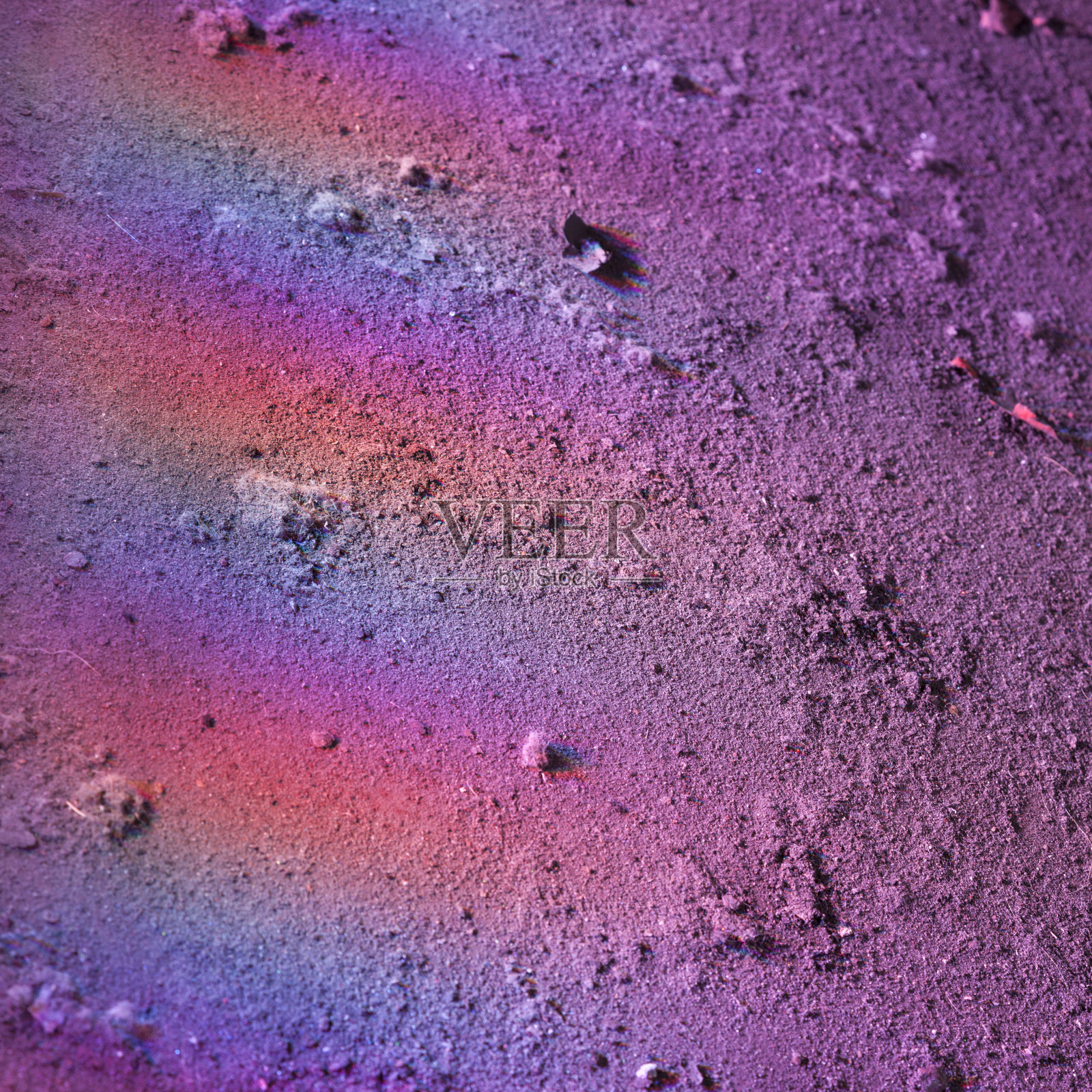 彩色的灯光洒在石头和灰烬的地板上照片摄影图片