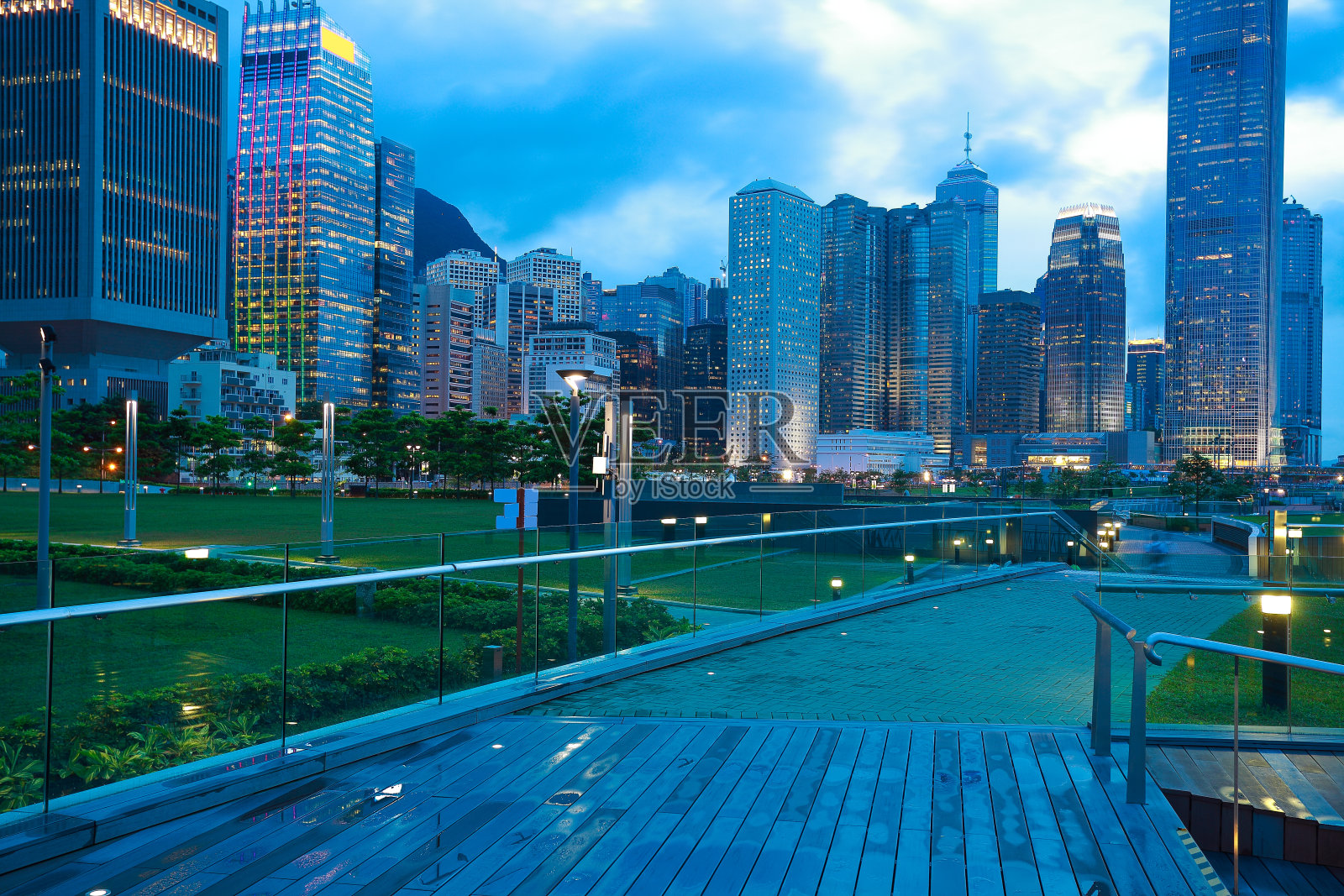 维多利亚港暮色中的城市天际线照片摄影图片