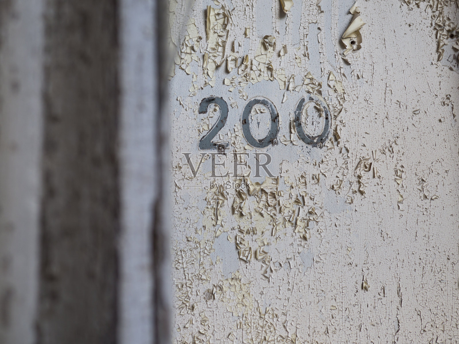 灰泥上的旧房间号照片摄影图片