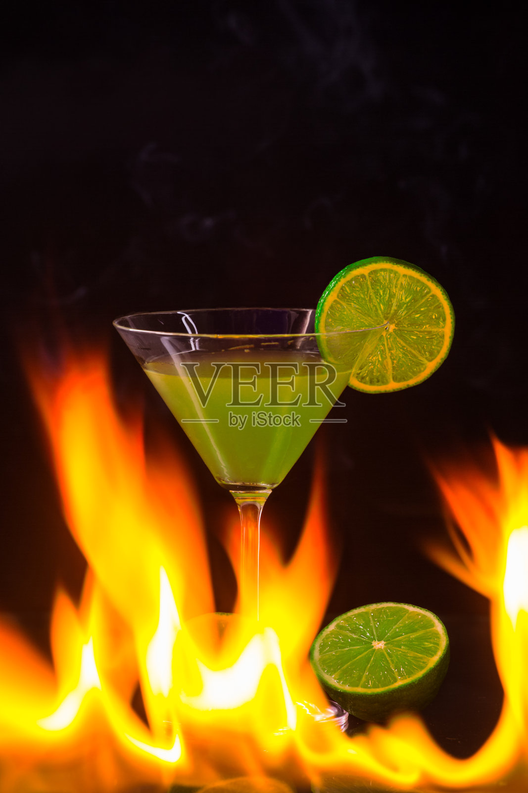 燃烧酒精饮料与冰块，孤立在黑色背景照片摄影图片