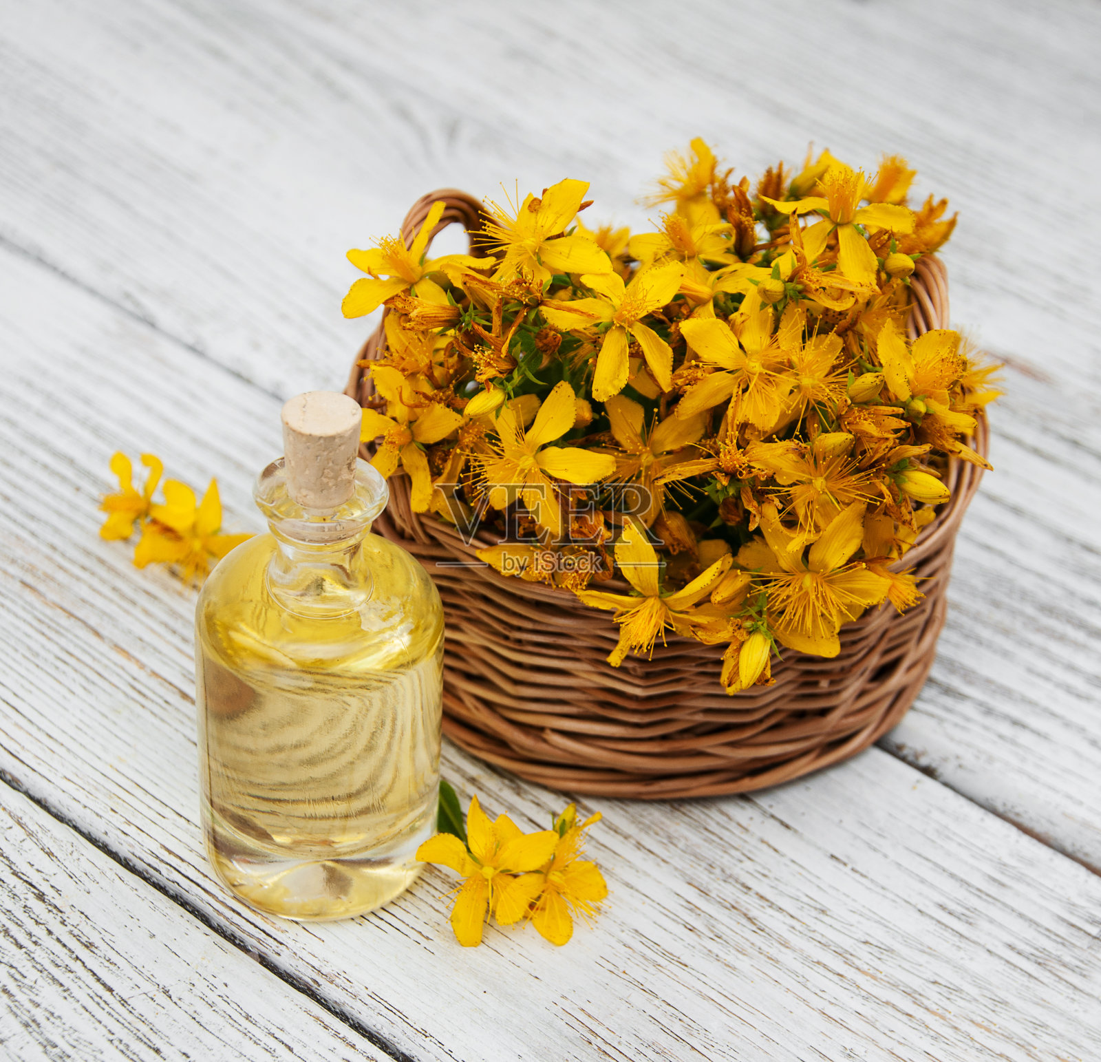 一瓶圣约翰麦芽汁照片摄影图片