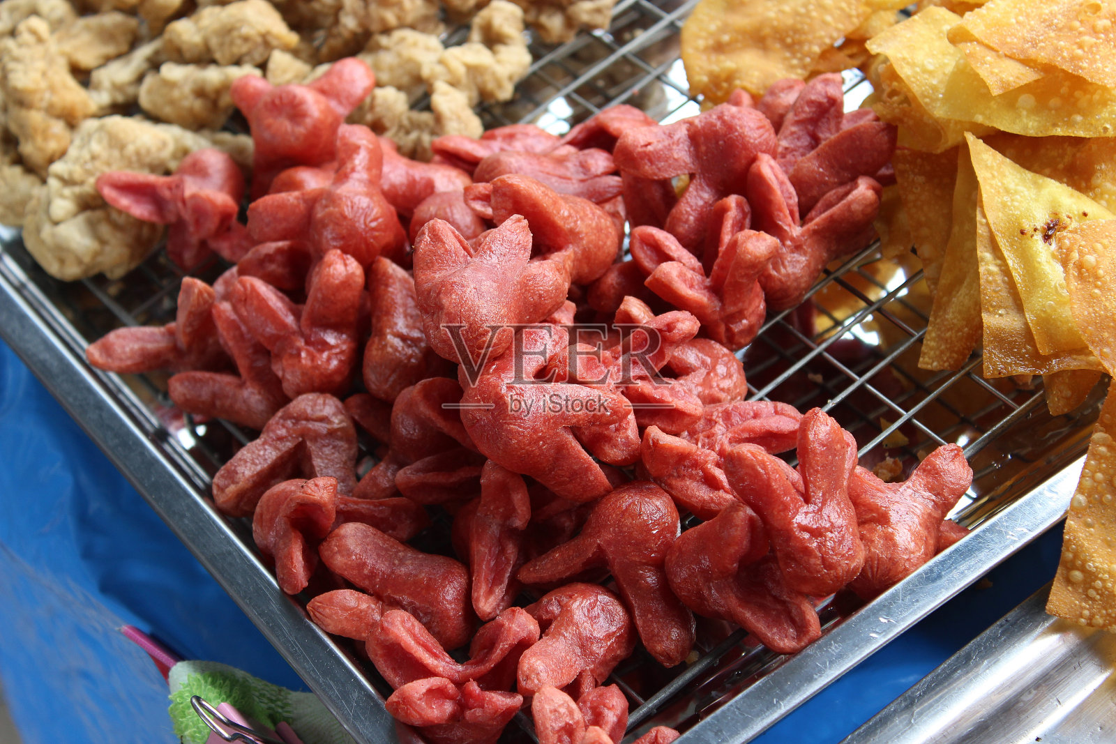 泰国香肠配街头小吃照片摄影图片