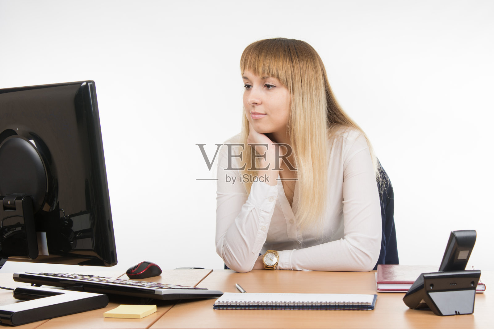 商务女性看着电脑显示器在桌子的办公室照片摄影图片