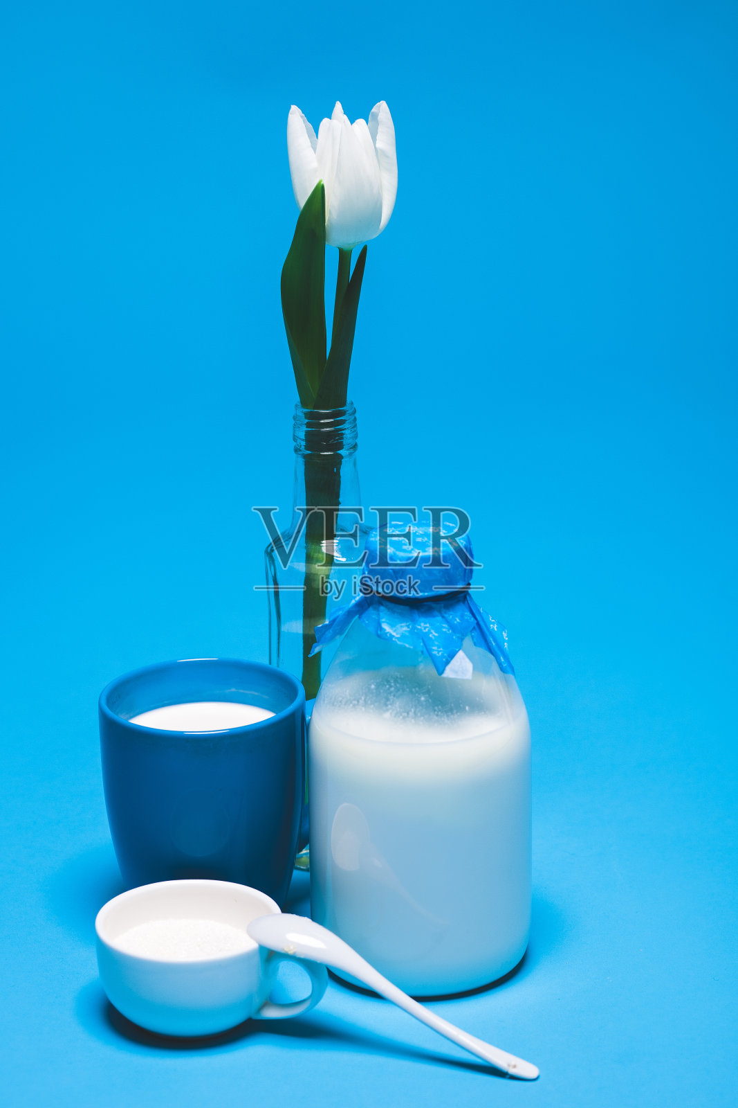 有牛奶，奶制品，鲜花，白色郁金香的静物画照片摄影图片