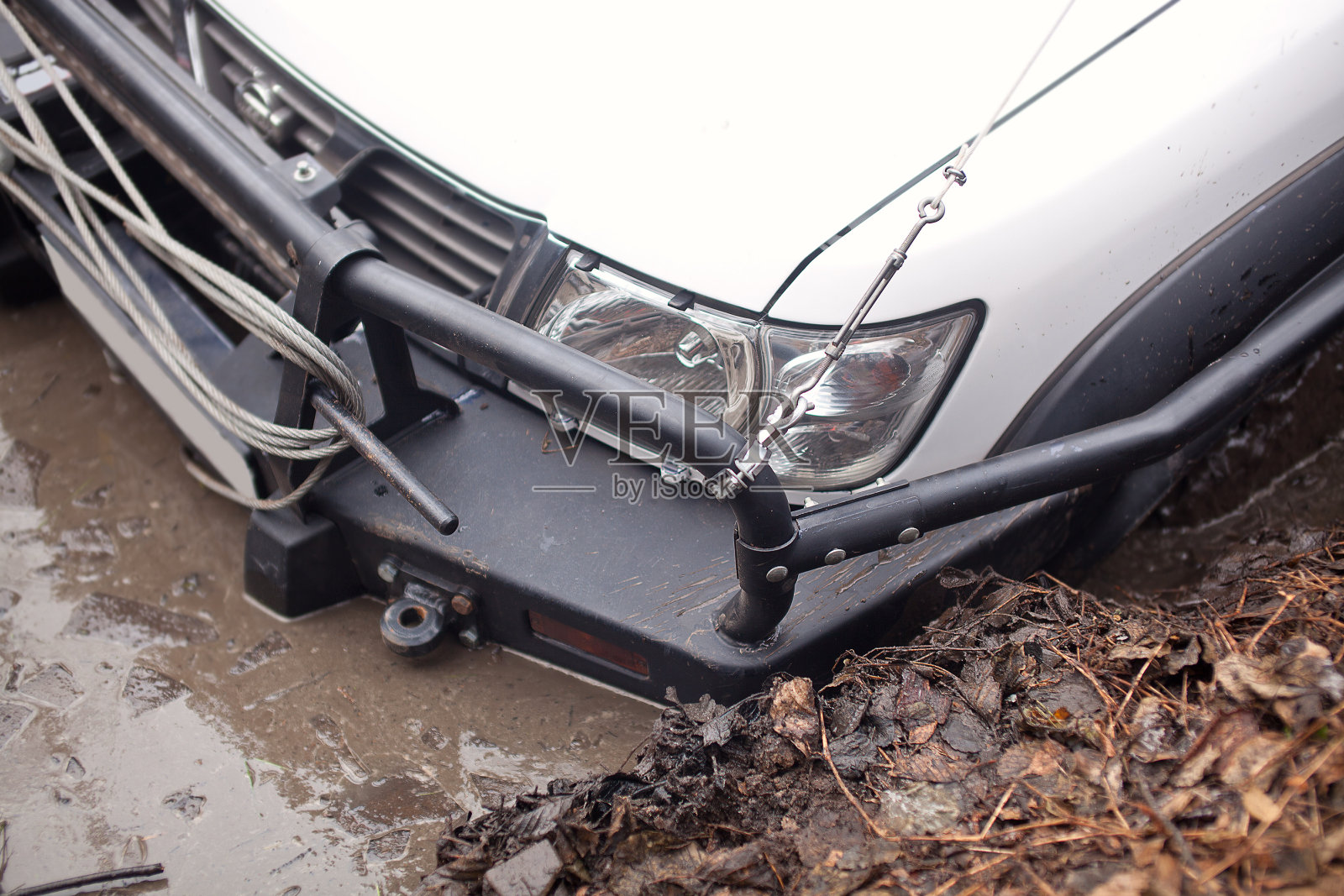 吉普车的前面陷在泥里照片摄影图片