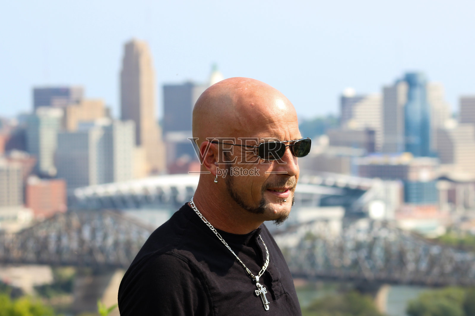 男子在辛辛那提天际线前摆姿势拍照照片摄影图片