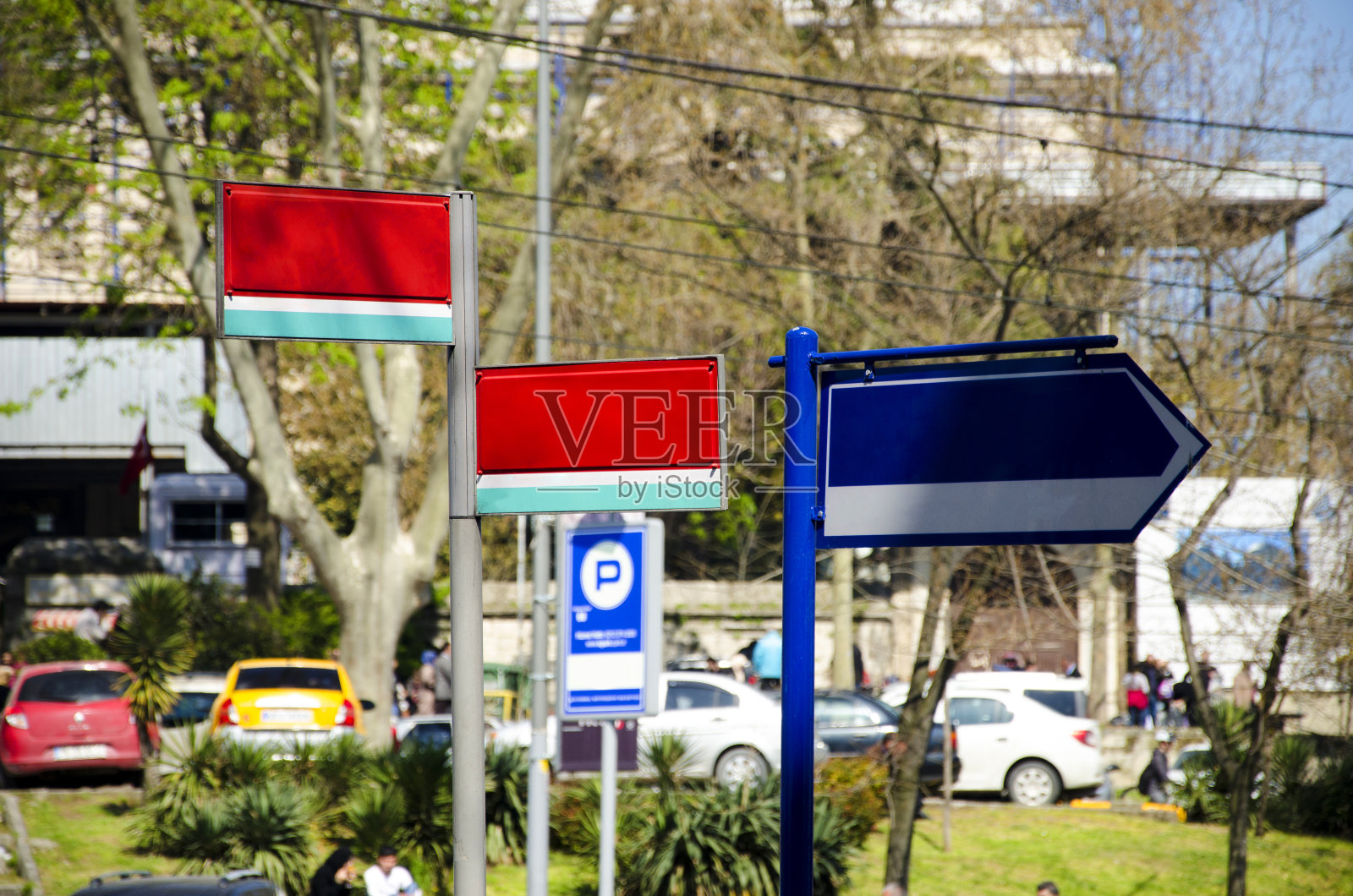 概念上的单向道路标志着选择和决定照片摄影图片