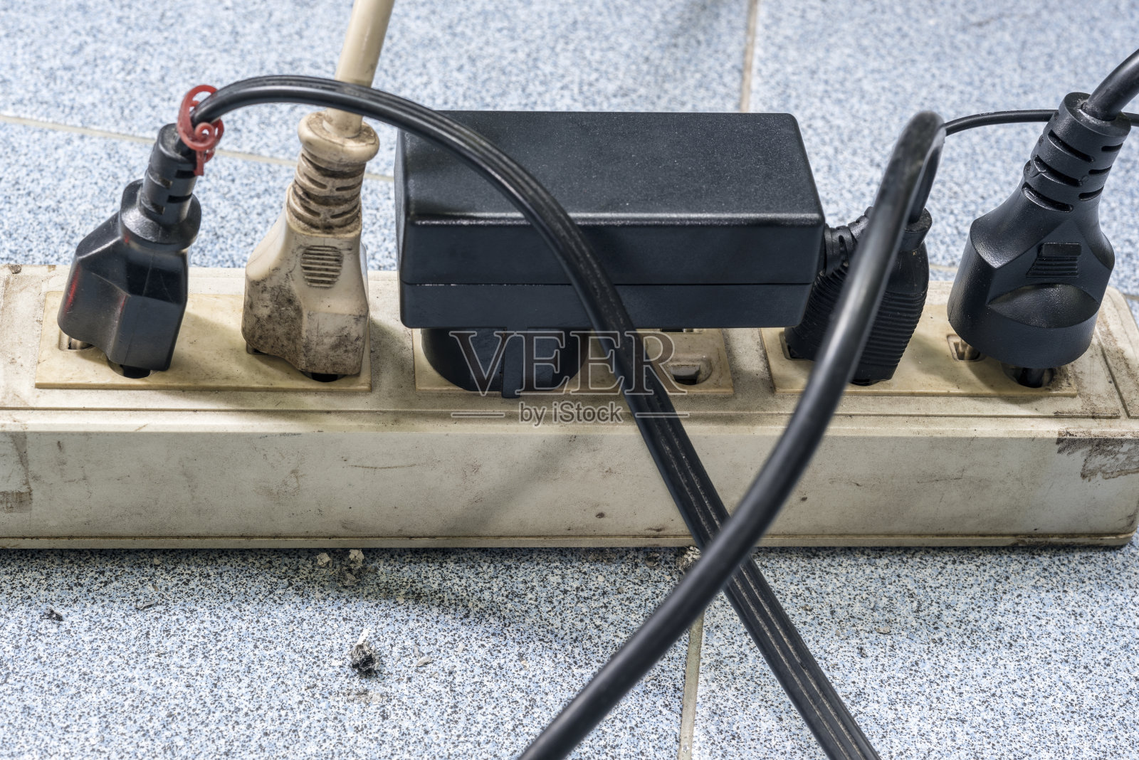 肮脏的插座上插太多插头照片摄影图片