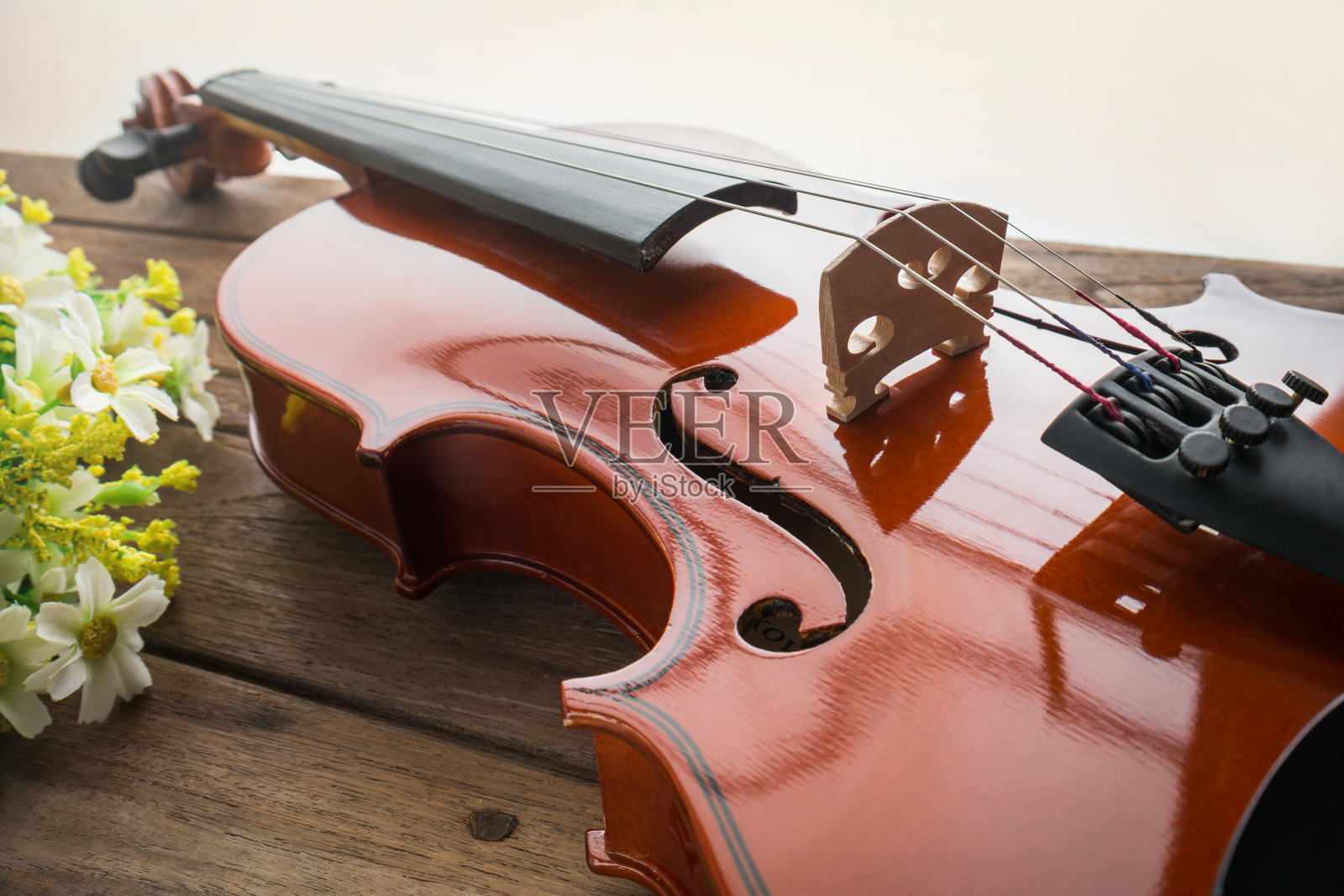 木制桌子上的小提琴的近景照片摄影图片