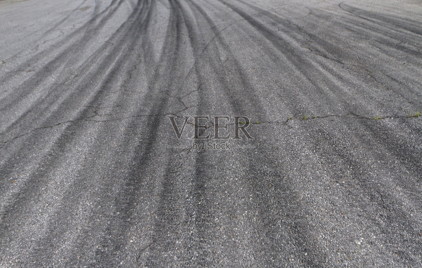 高速公路上的轮胎痕迹照片摄影图片