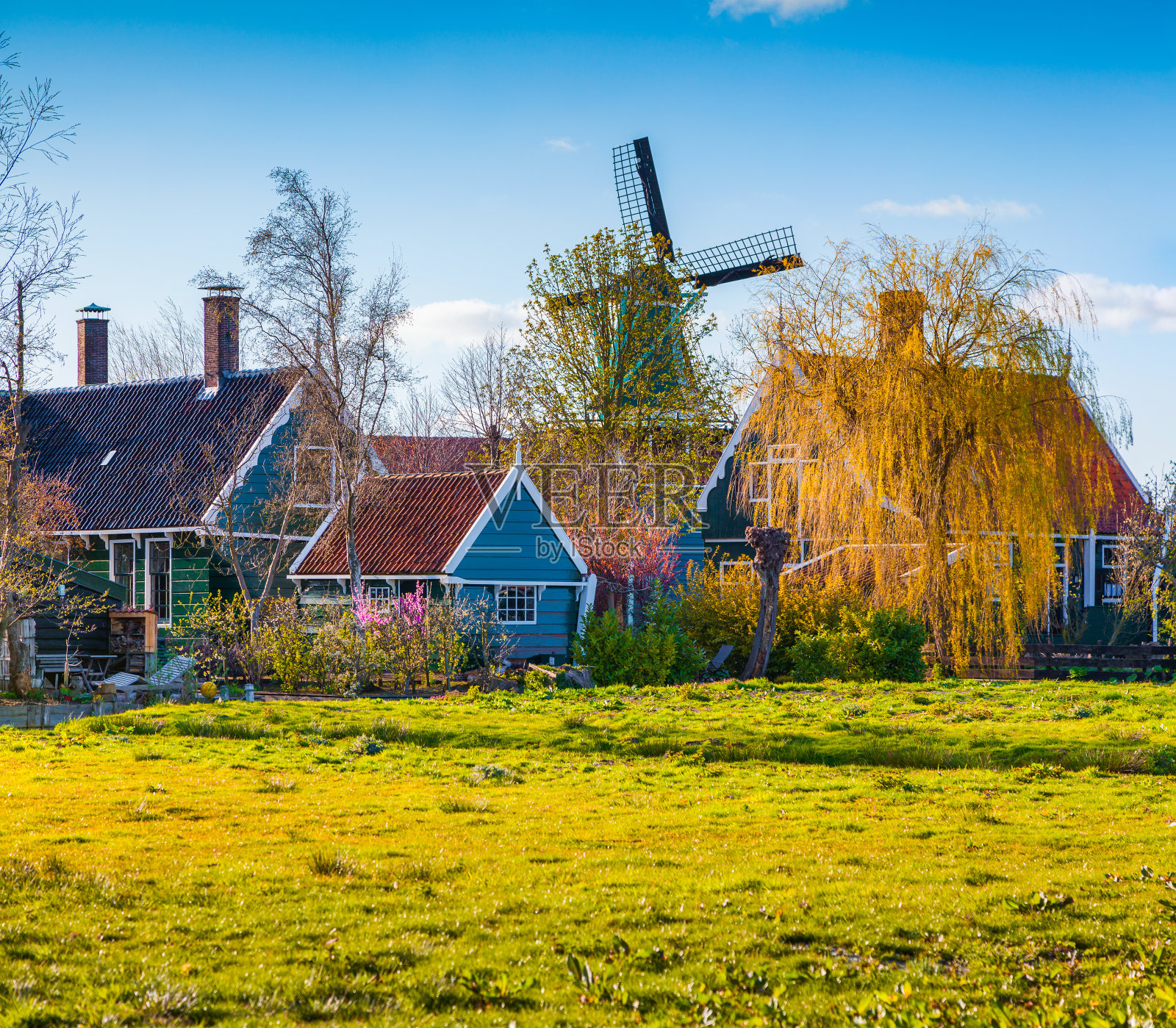 Zaanstad村水道上的正宗荷兰建筑照片摄影图片