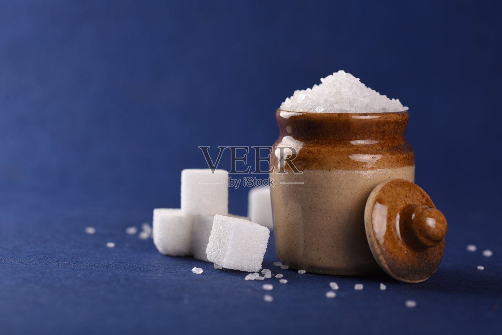 方糖和糖在蓝色的背景照片摄影图片