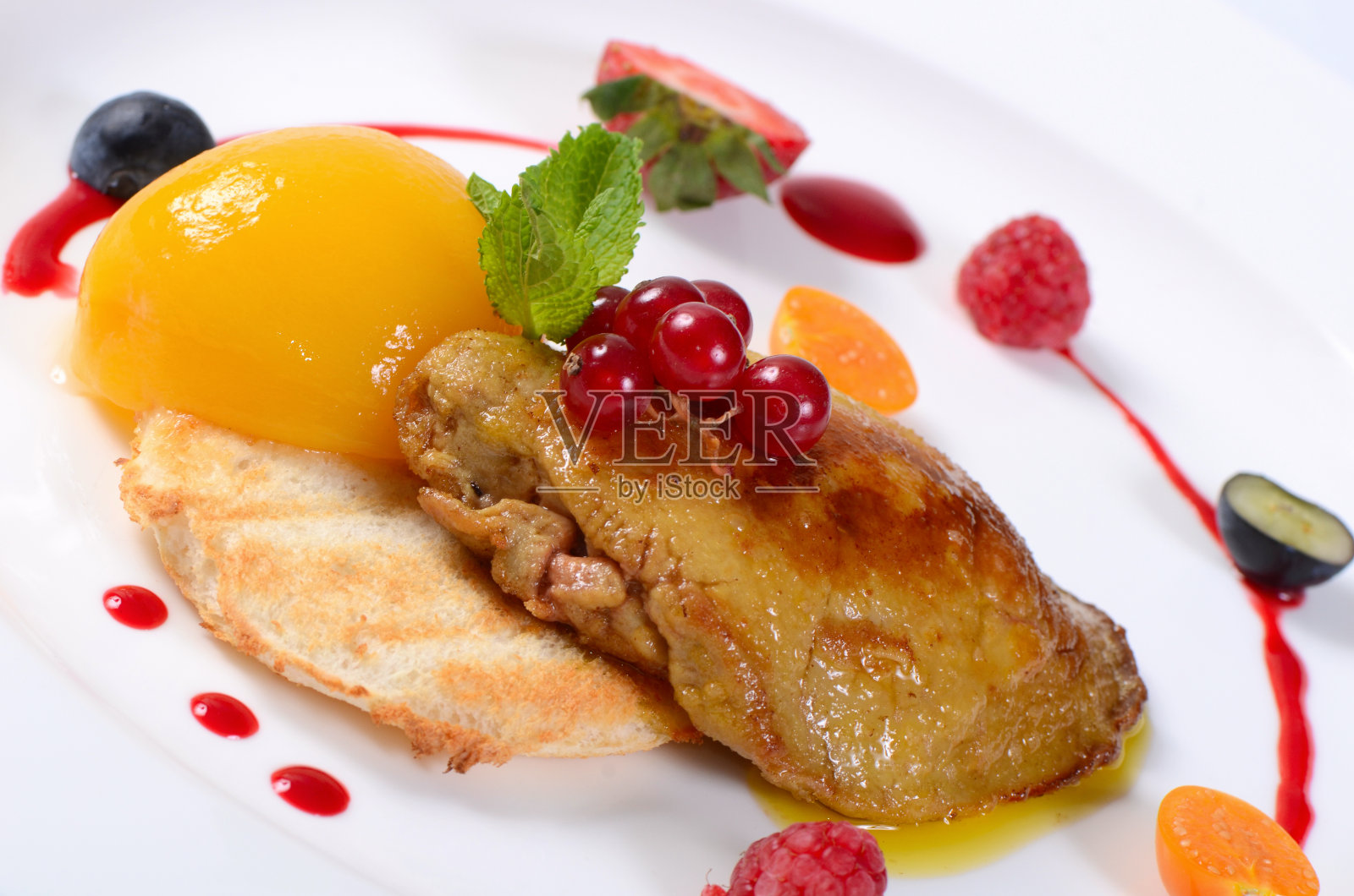 鹅肝配烤面包和杏子照片摄影图片