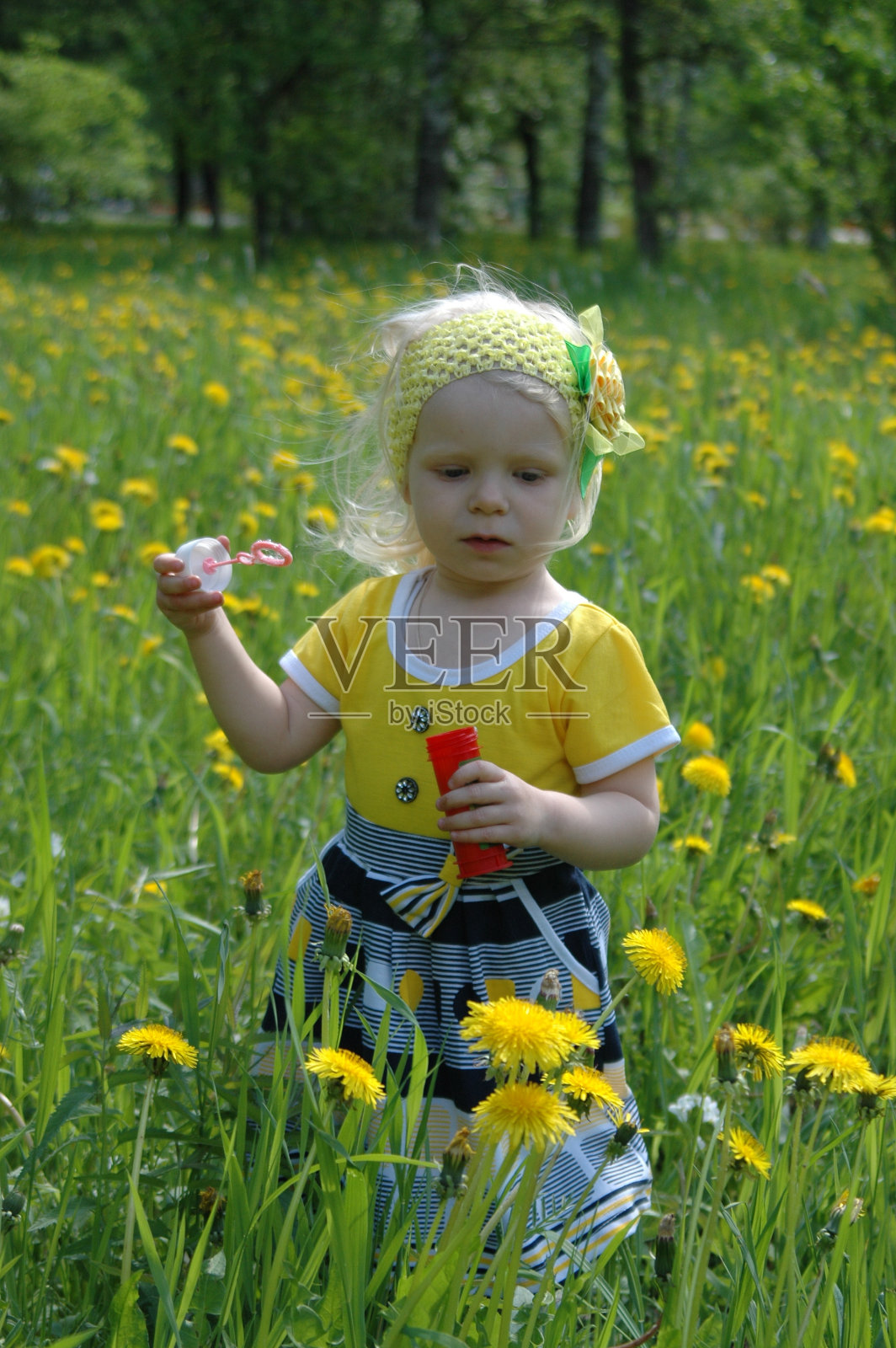 图西拉戈球场上的小女孩照片摄影图片