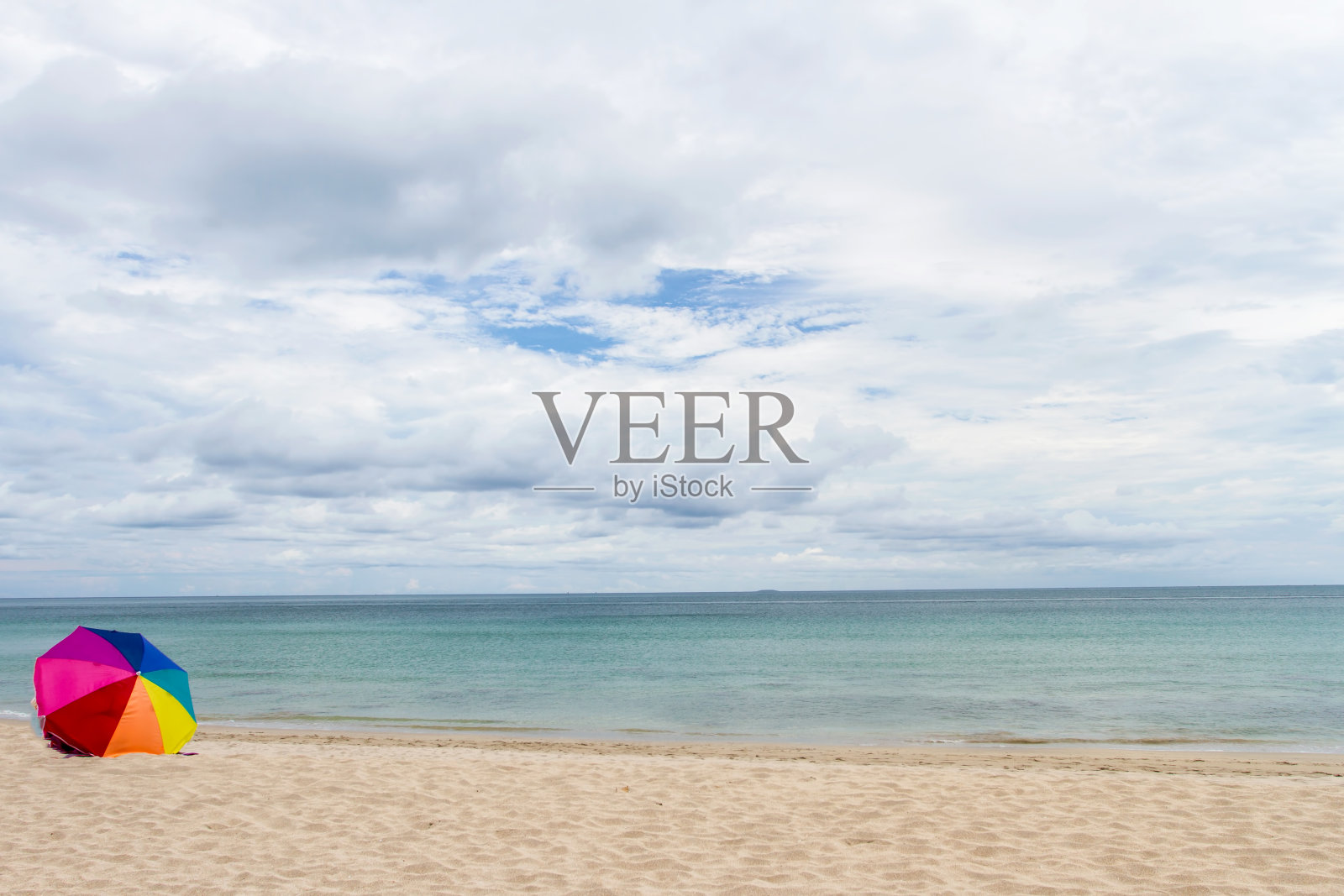 五颜六色的沙滩和蔚蓝的天空照片摄影图片