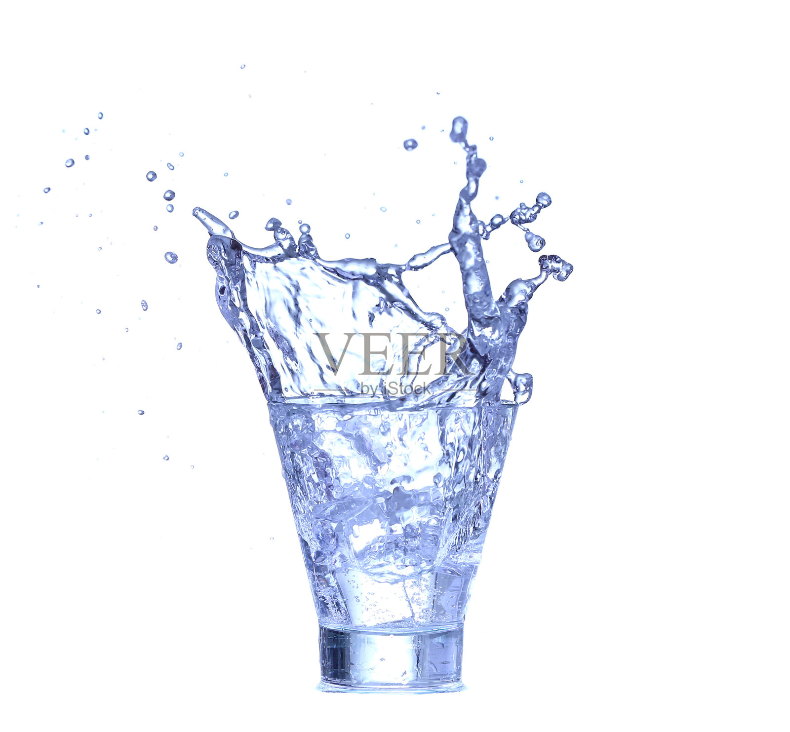 一杯水，冰和一片新鲜柠檬照片摄影图片