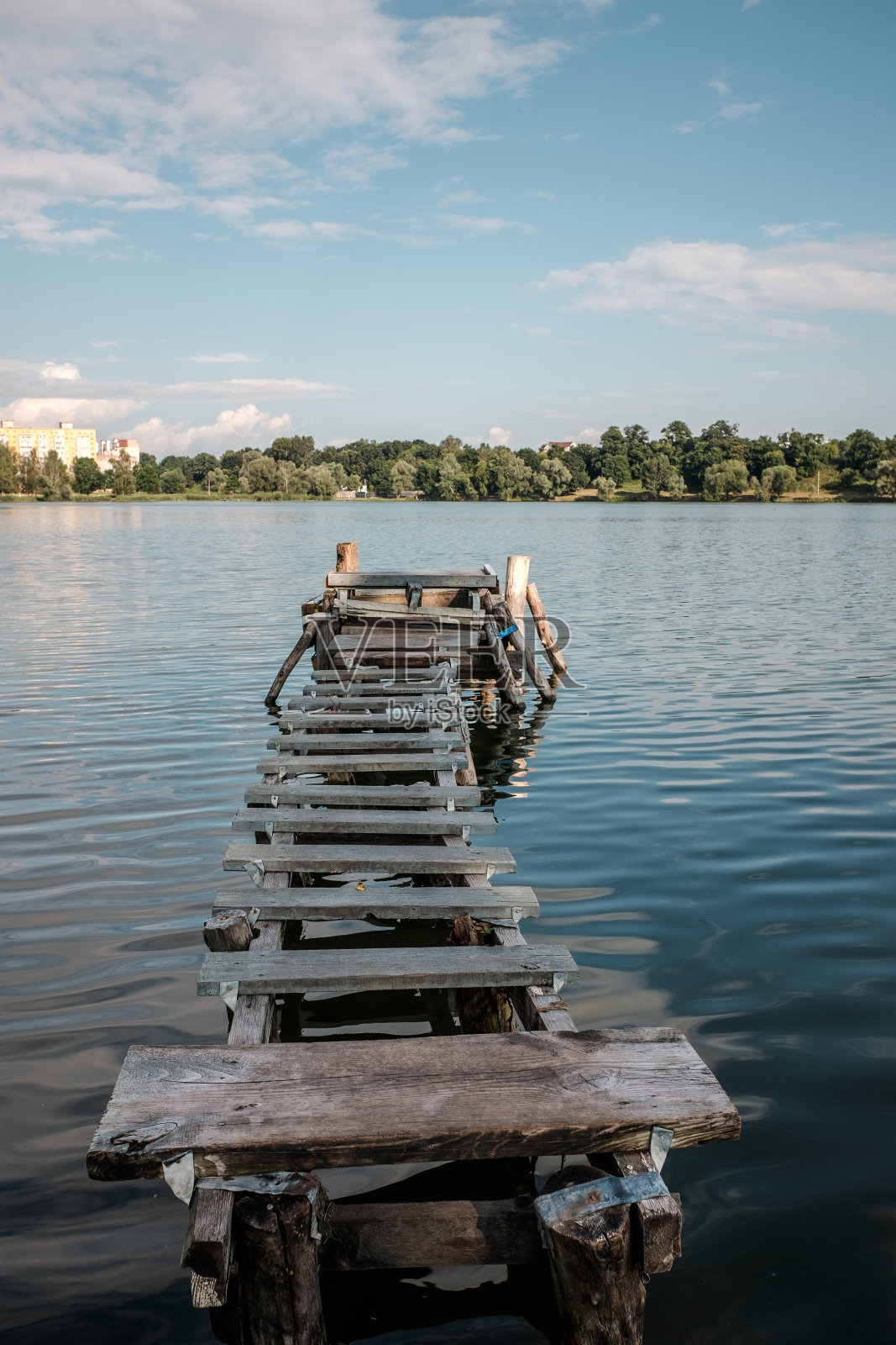 夏日碧蓝的湖面上有一个古老的小渔码头照片摄影图片
