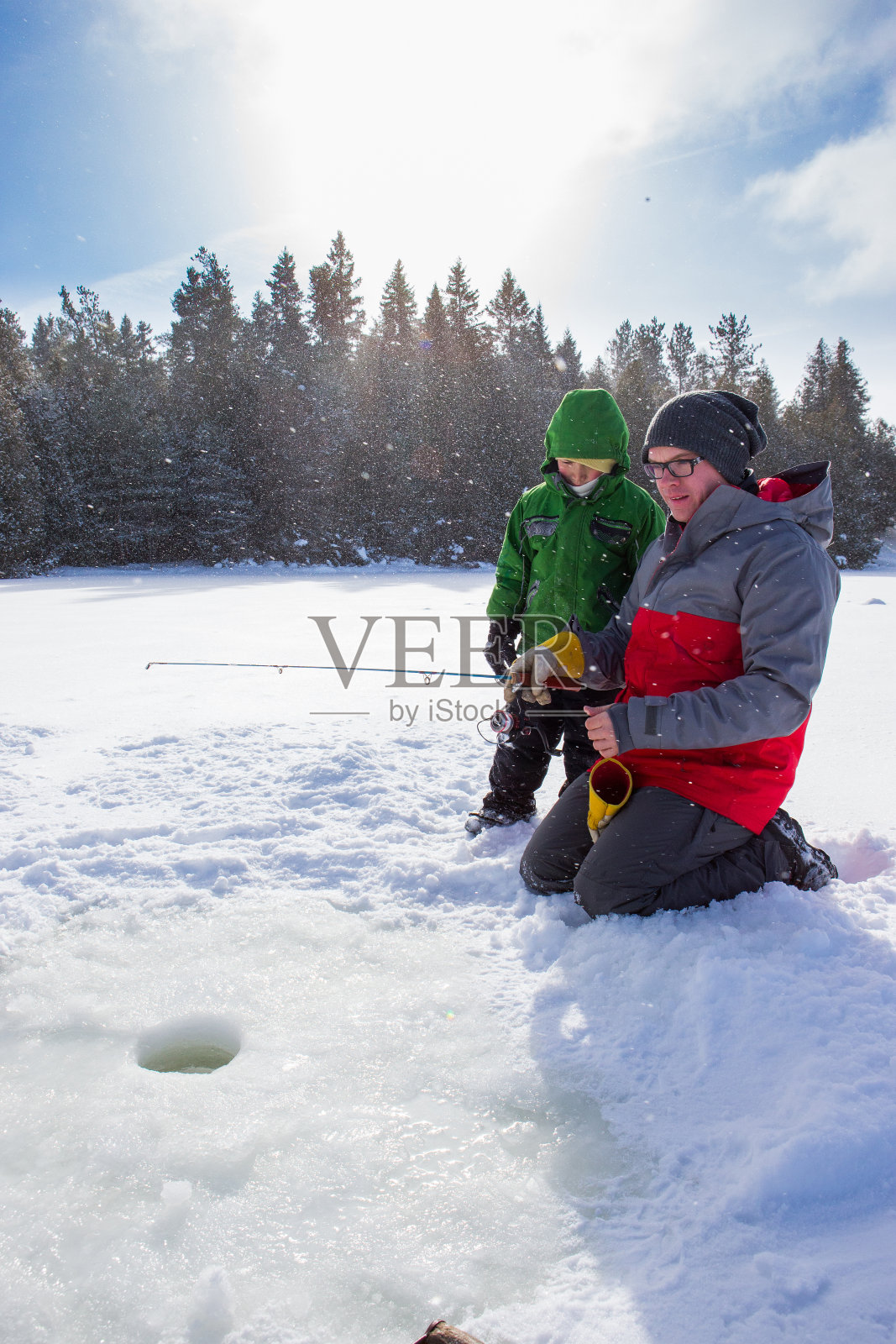 混血家庭冰上钓鱼照片摄影图片