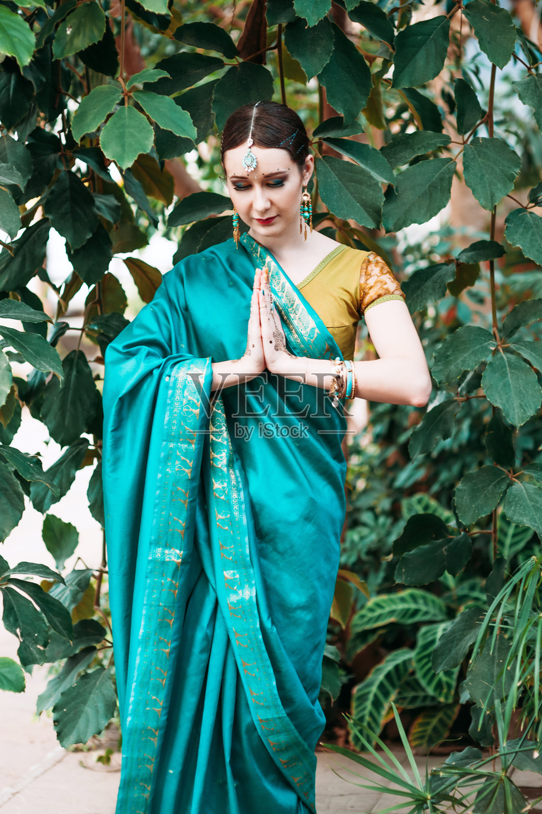 穿蓝色印第安服装的女孩。照片摄影图片