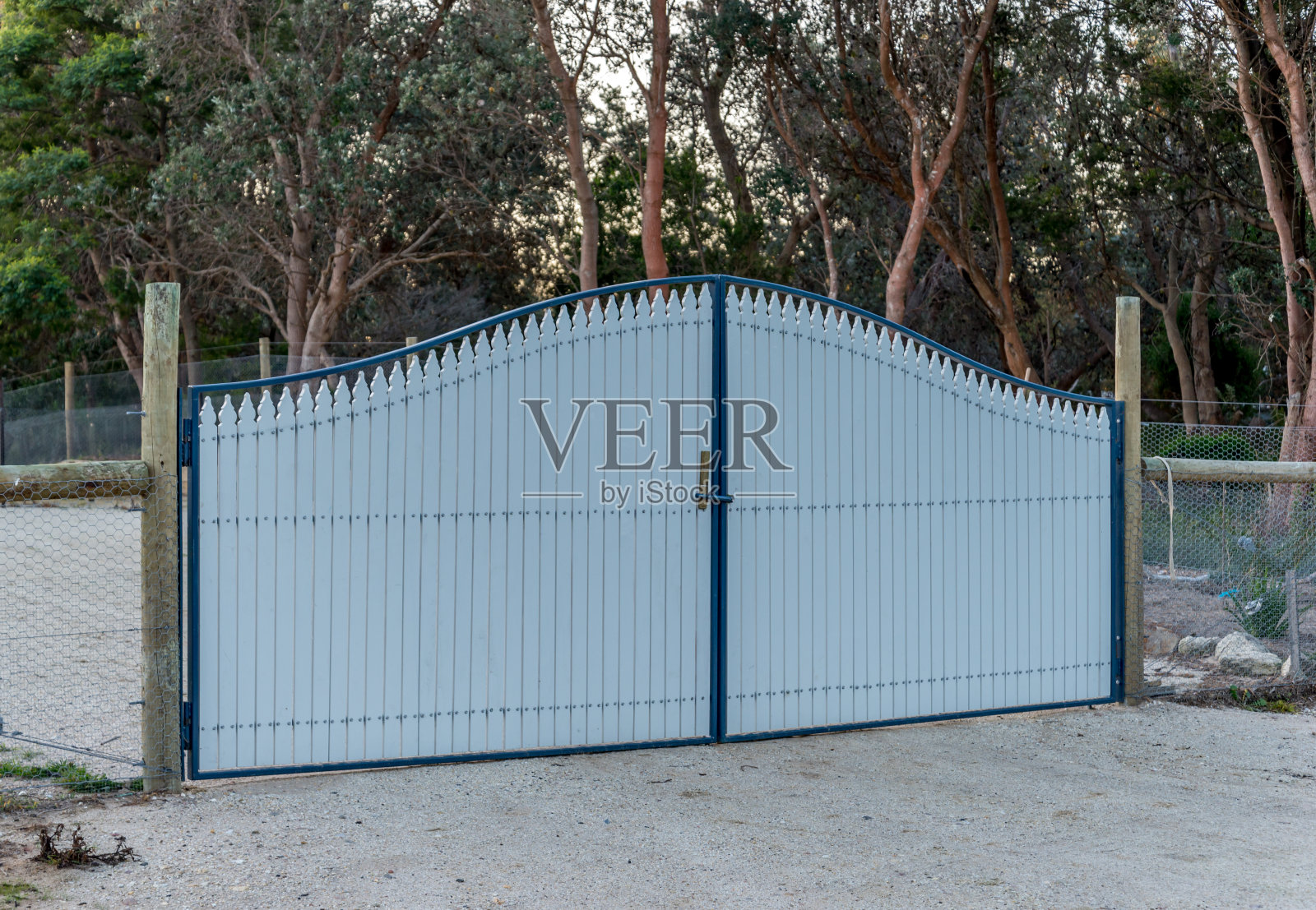 白色木制车道门照片摄影图片