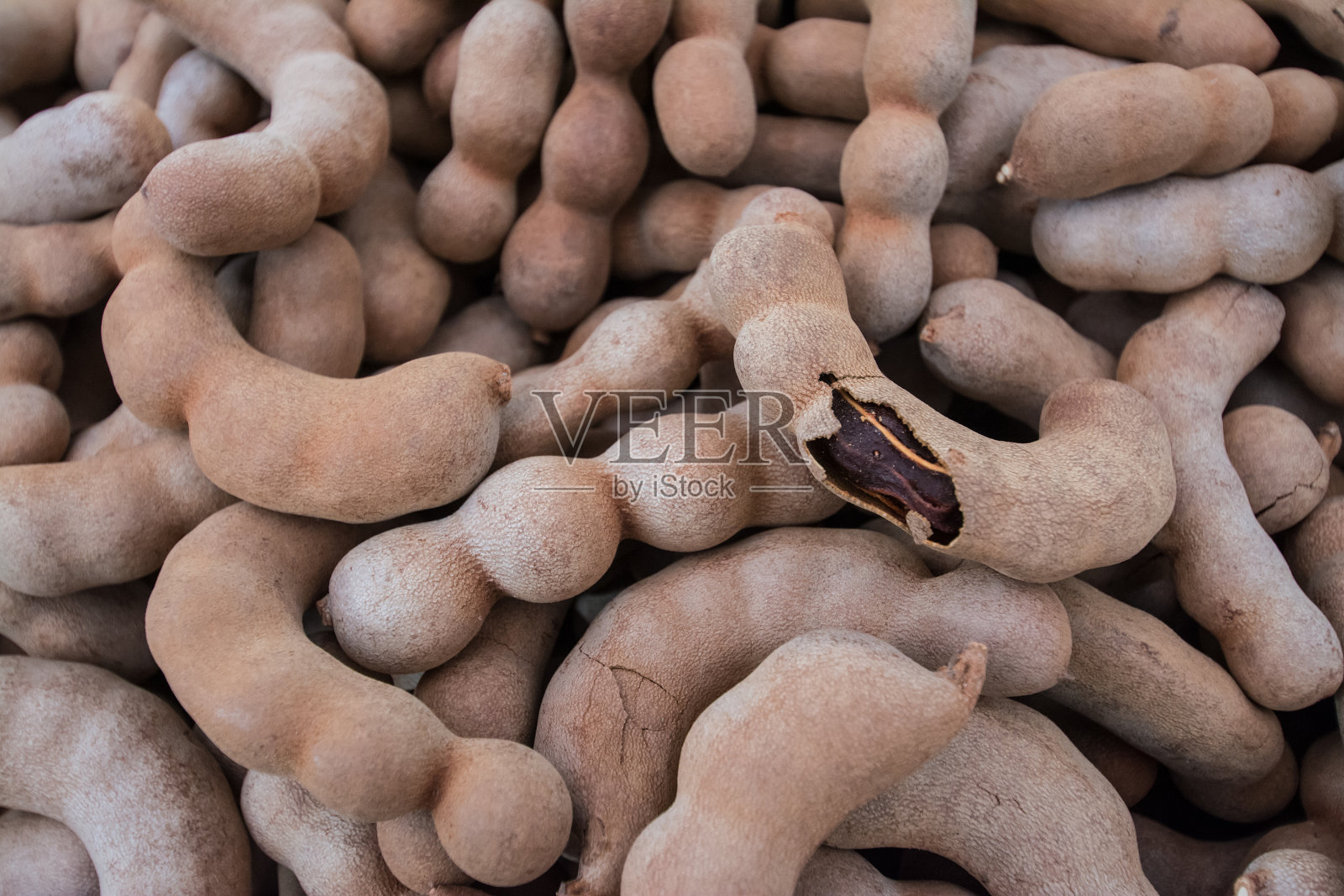 甜甜的罗望子放在木板上。照片摄影图片