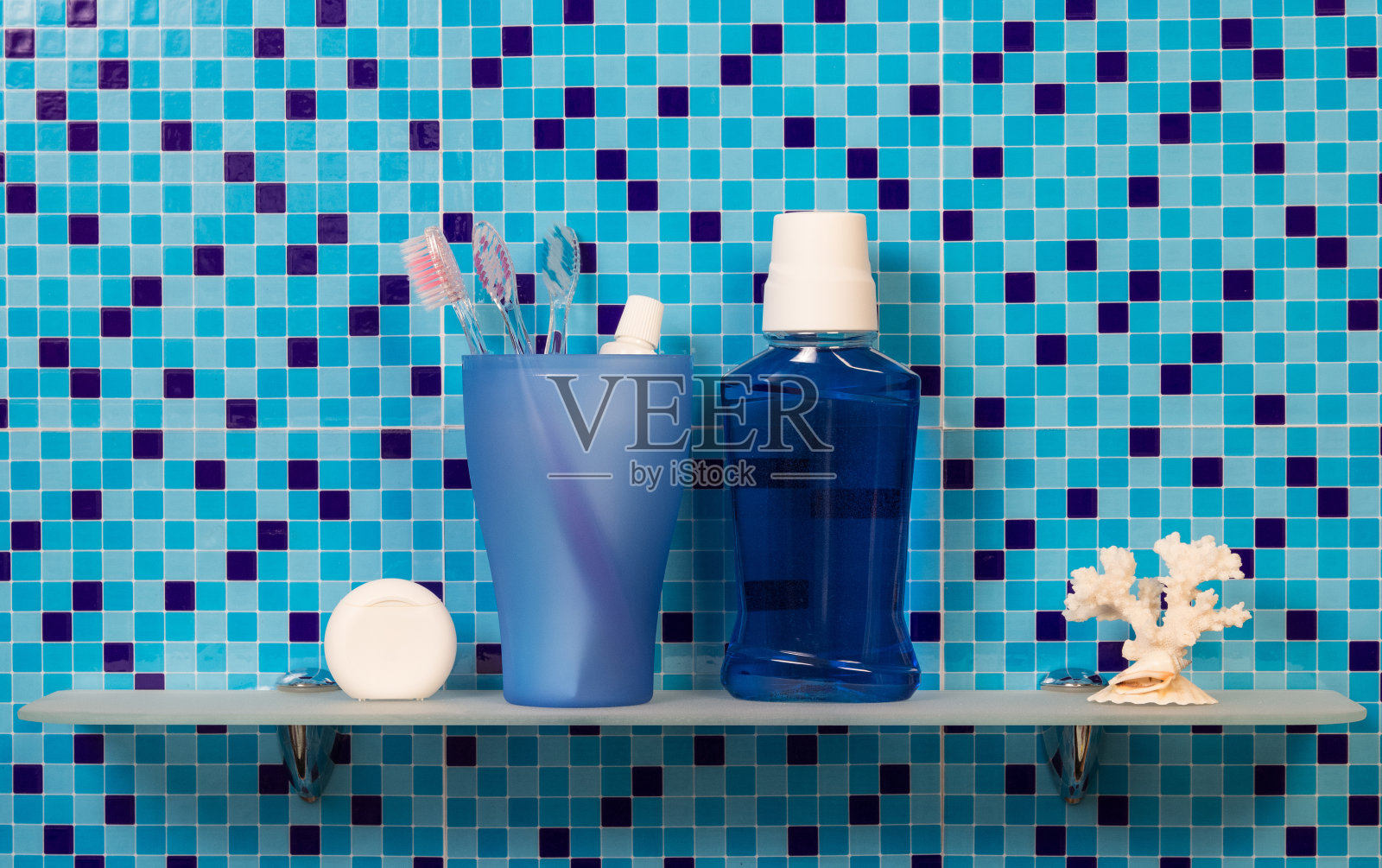 有浴室配件的架子照片摄影图片