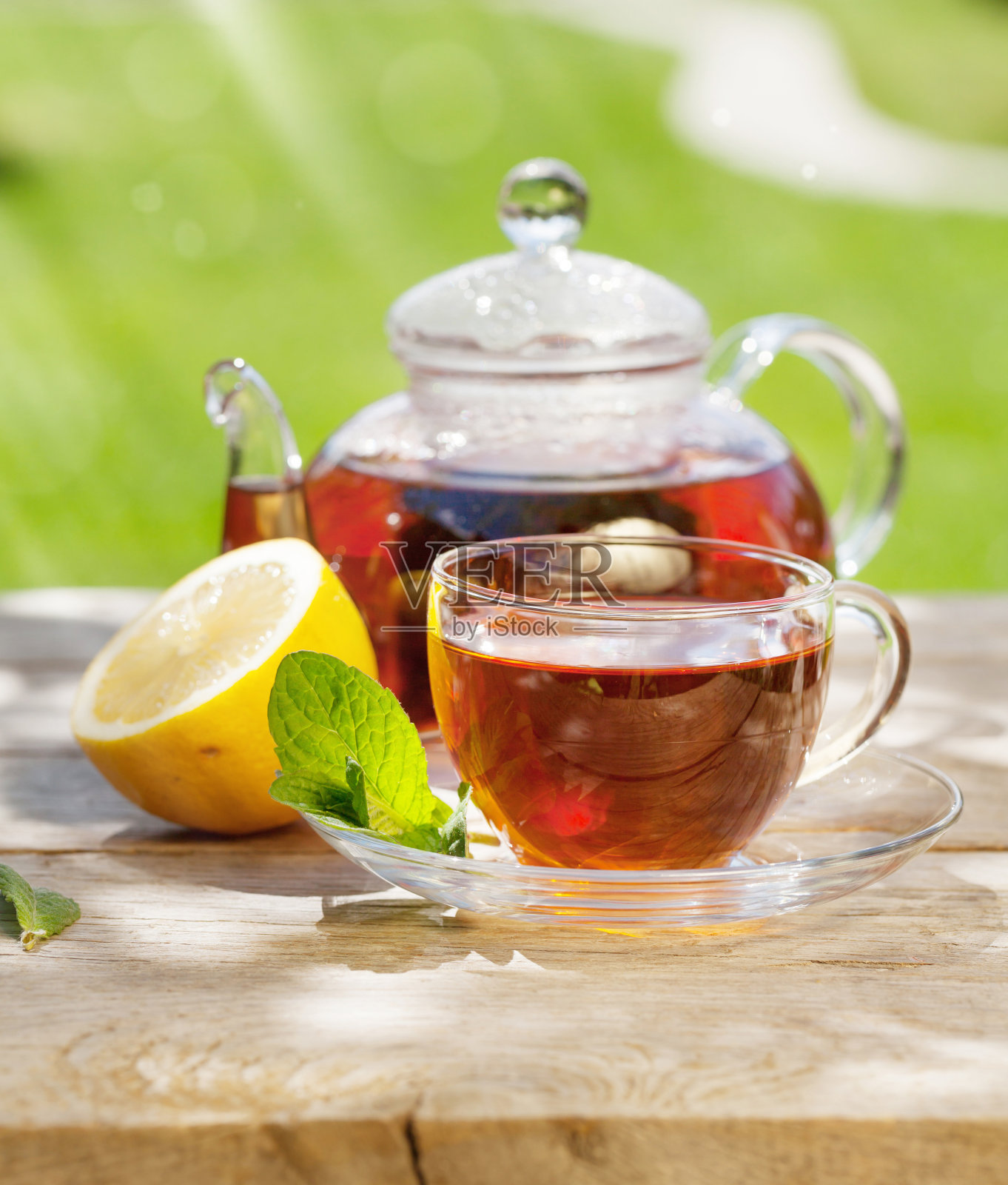 早餐茶在花园里的桌子上照片摄影图片