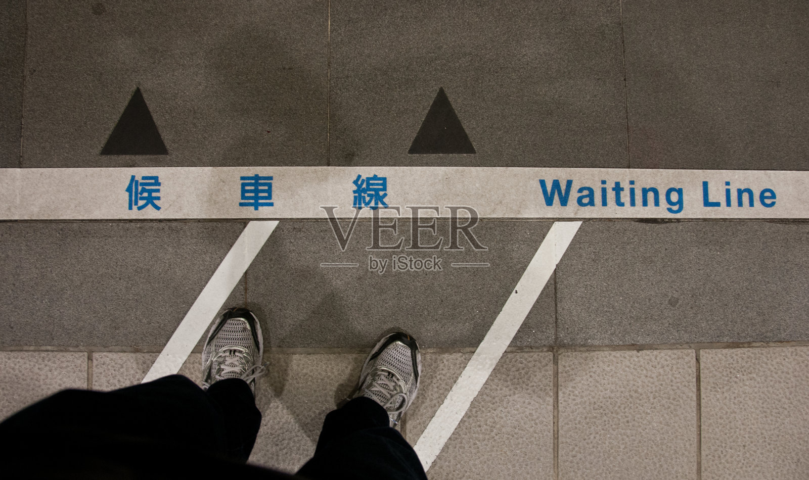 亚洲在警戒线外等待照片摄影图片