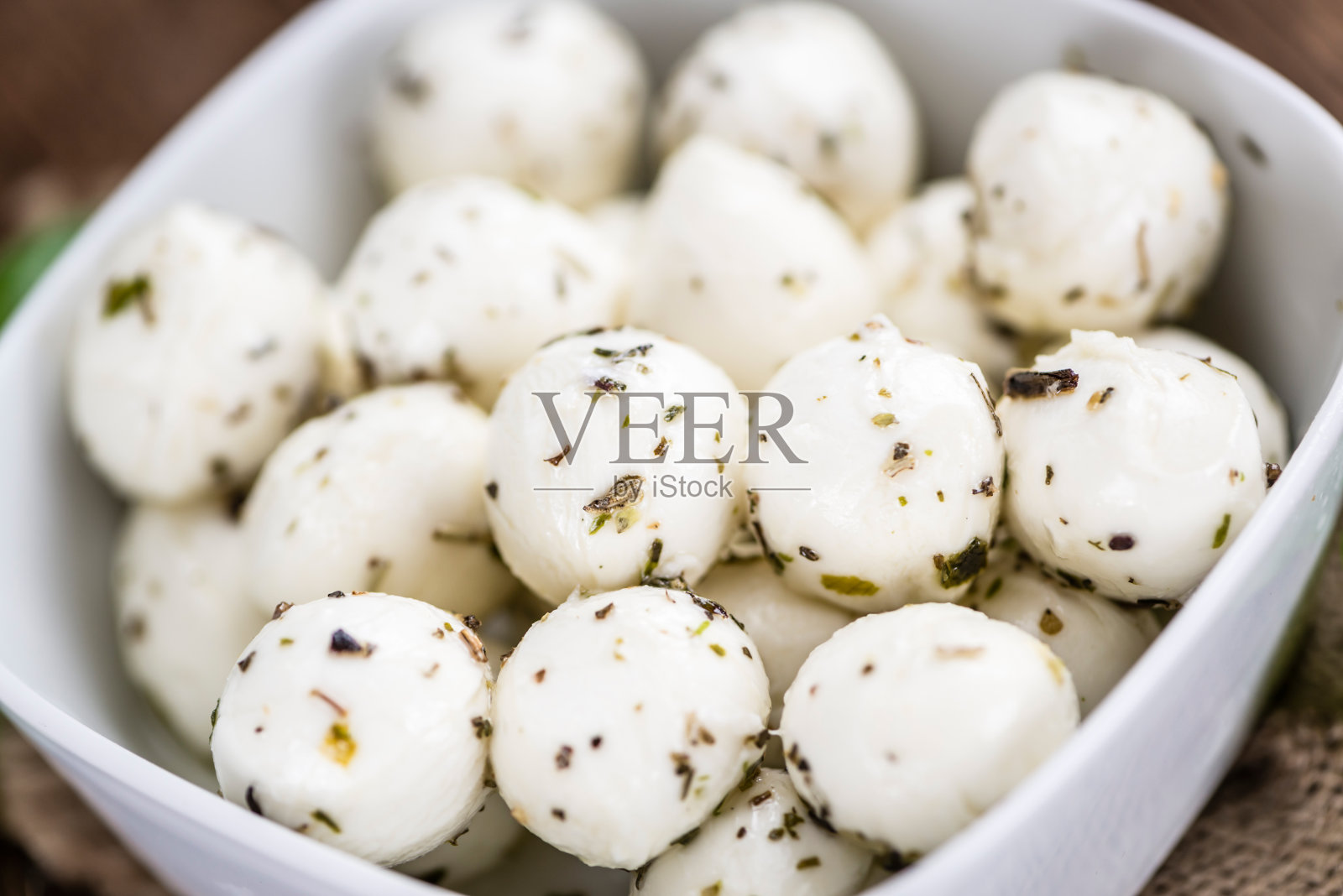 马苏里拉奶酪(香草腌制)照片摄影图片