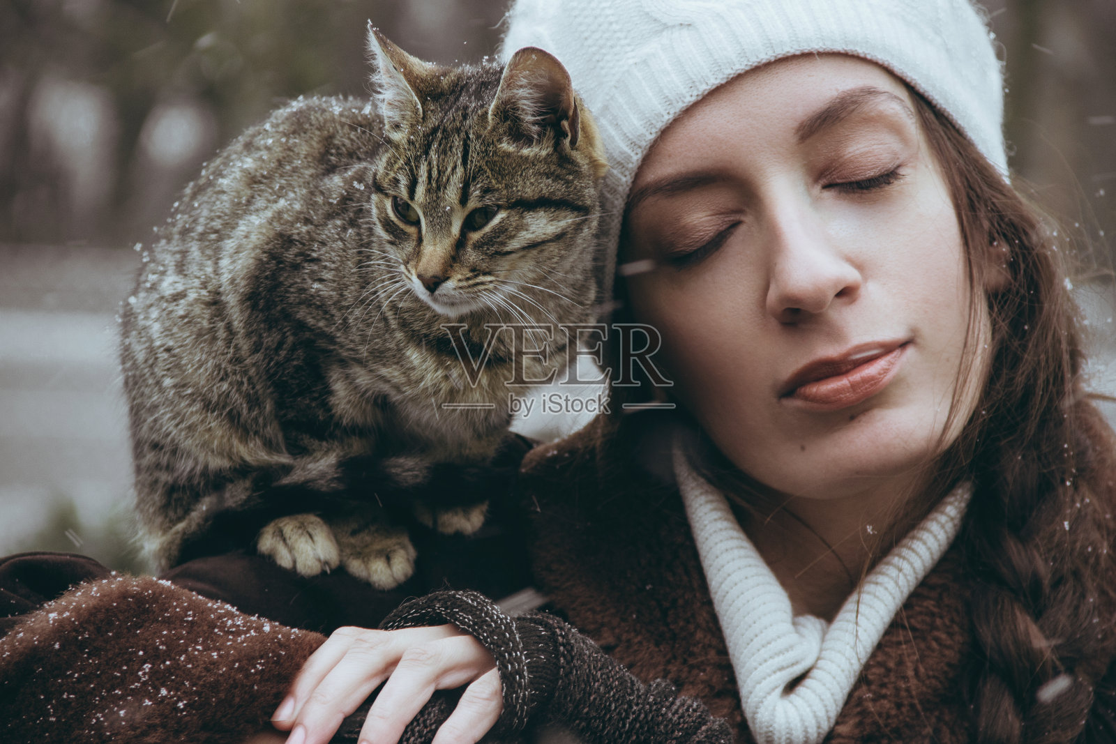 冬天的肖像年轻善良的女人和猫在雪照片摄影图片