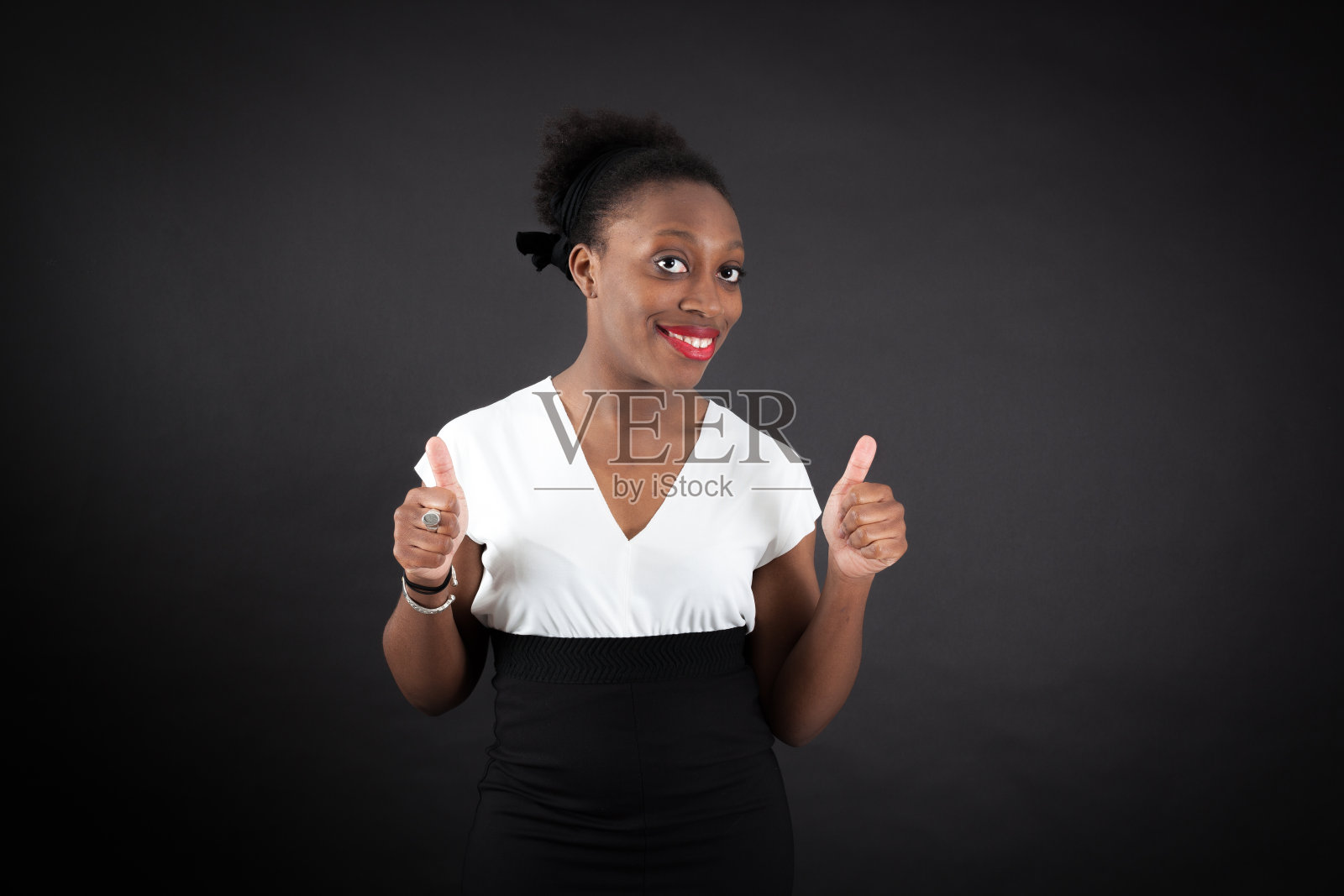 美丽的女人在不同的衣服里有不同的表情照片摄影图片