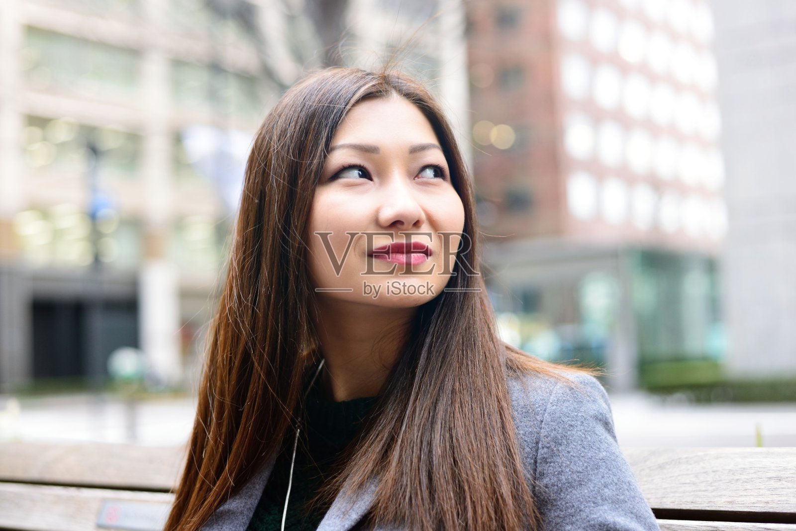 女人抬头照片摄影图片