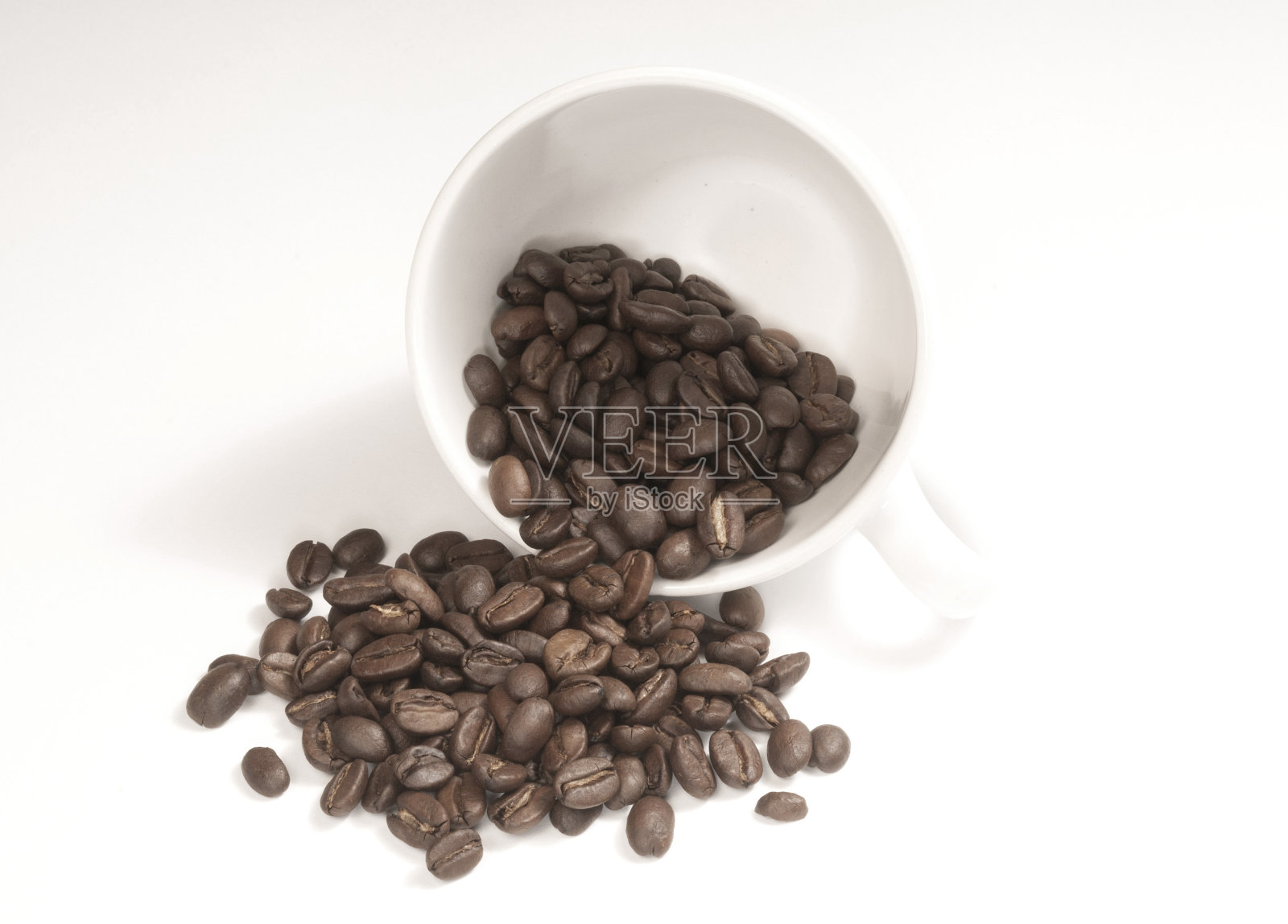 白色杯子与咖啡豆分离照片摄影图片