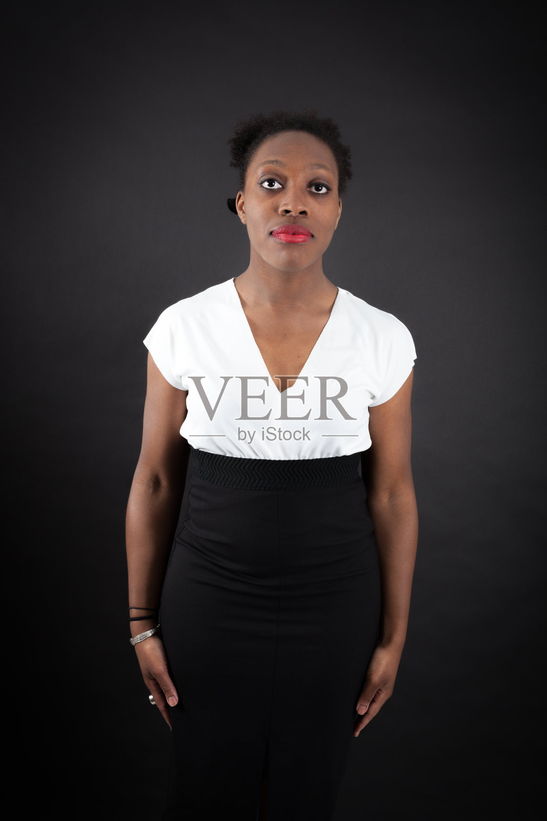 美丽的女人在不同的衣服里有不同的表情照片摄影图片