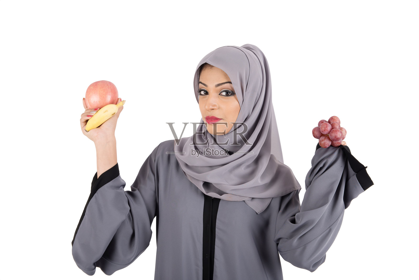 阿拉伯女性携带新鲜水果特写照片摄影图片