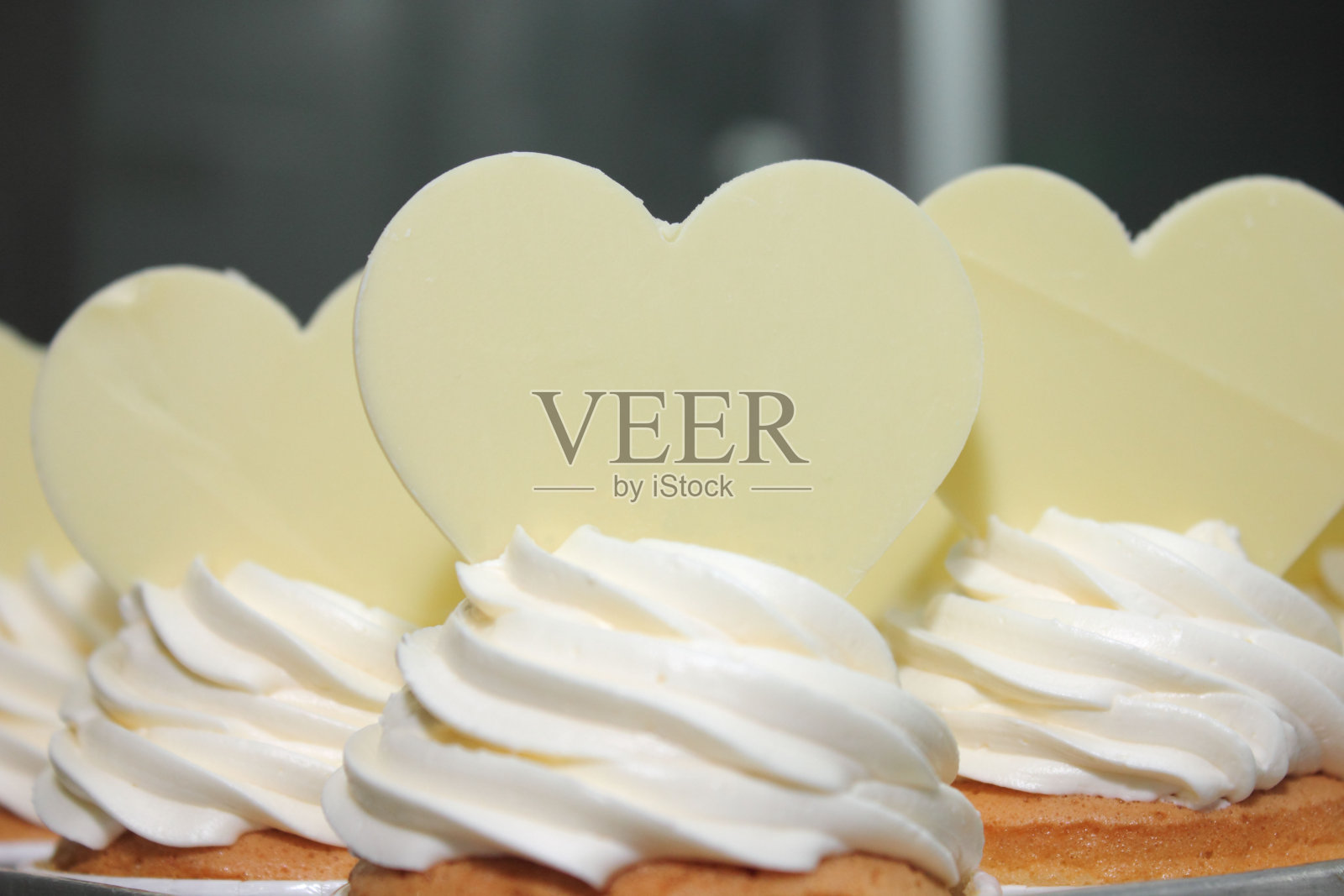 用糖心装饰的纸杯蛋糕。照片摄影图片