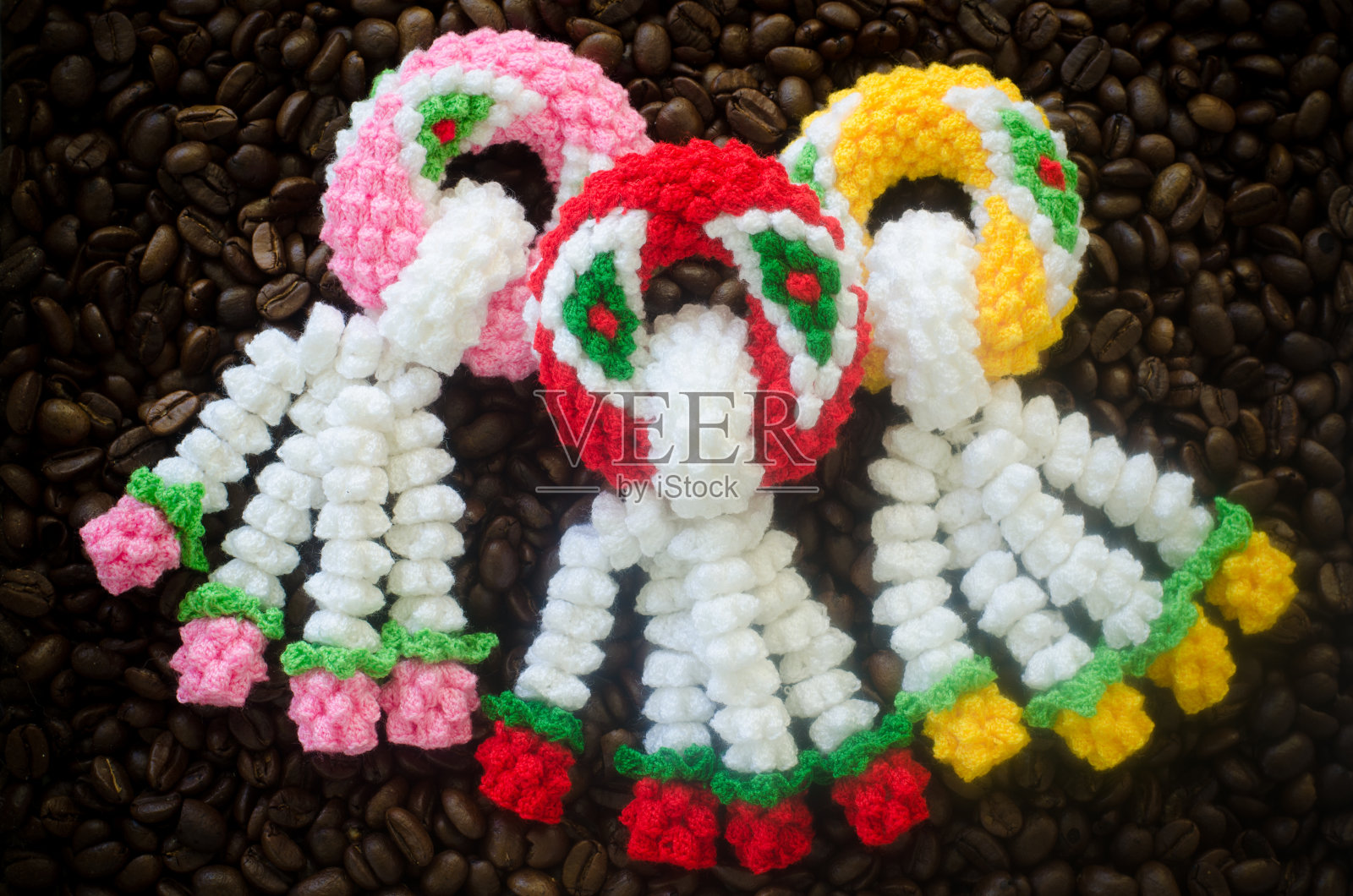 以咖啡豆为背景编织花环照片摄影图片