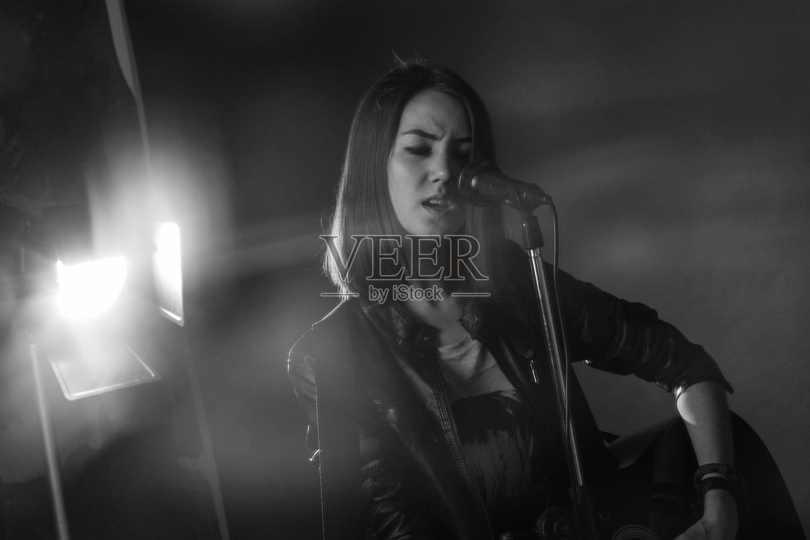 在演播室里弹吉他的女孩照片摄影图片