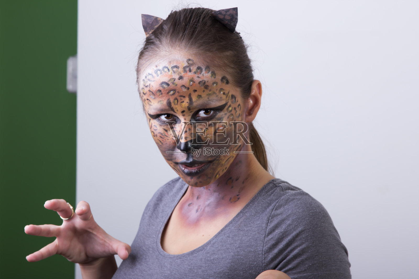 打扮成豹子的年轻女孩照片摄影图片