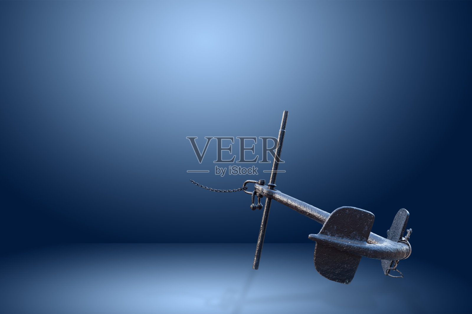 老锚在蓝色的墙背景。照片摄影图片