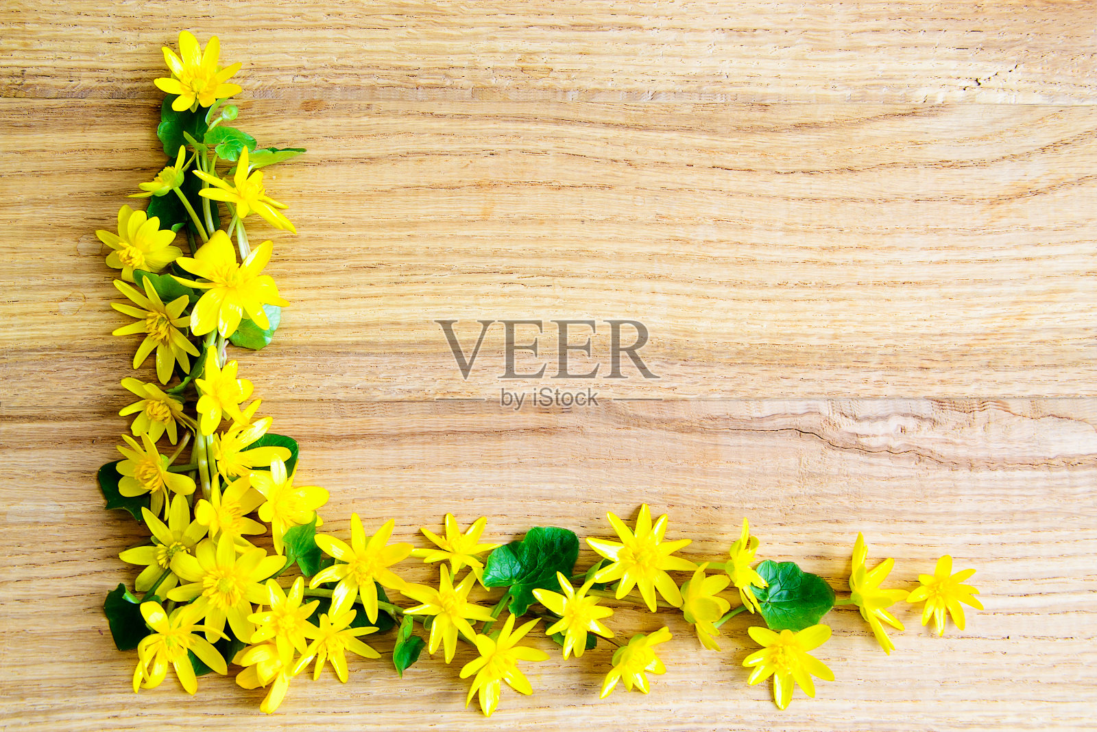 木桌的背景是黄色的花照片摄影图片