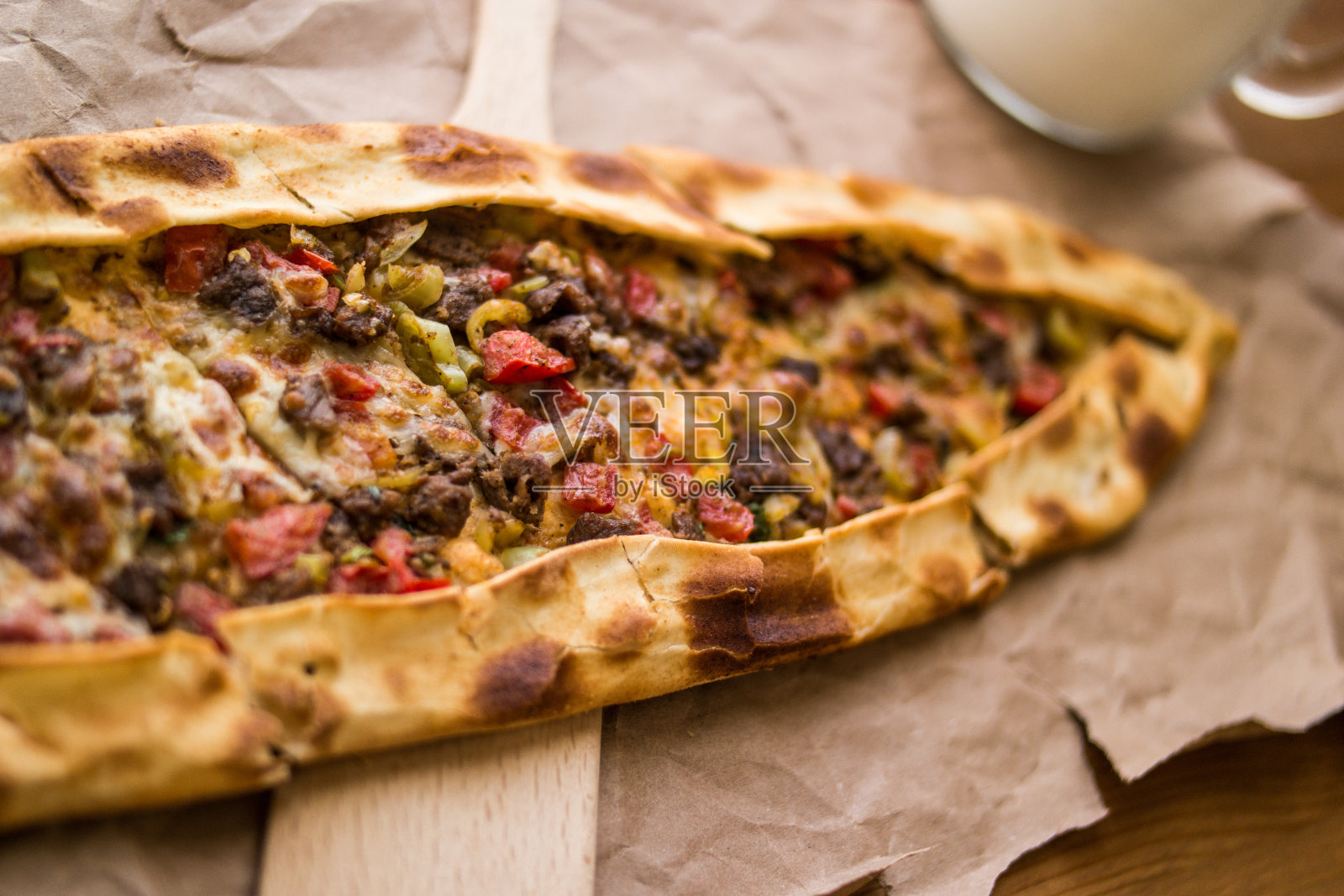 与奶酪和肉丁/ kusbasili kasarli派。照片摄影图片