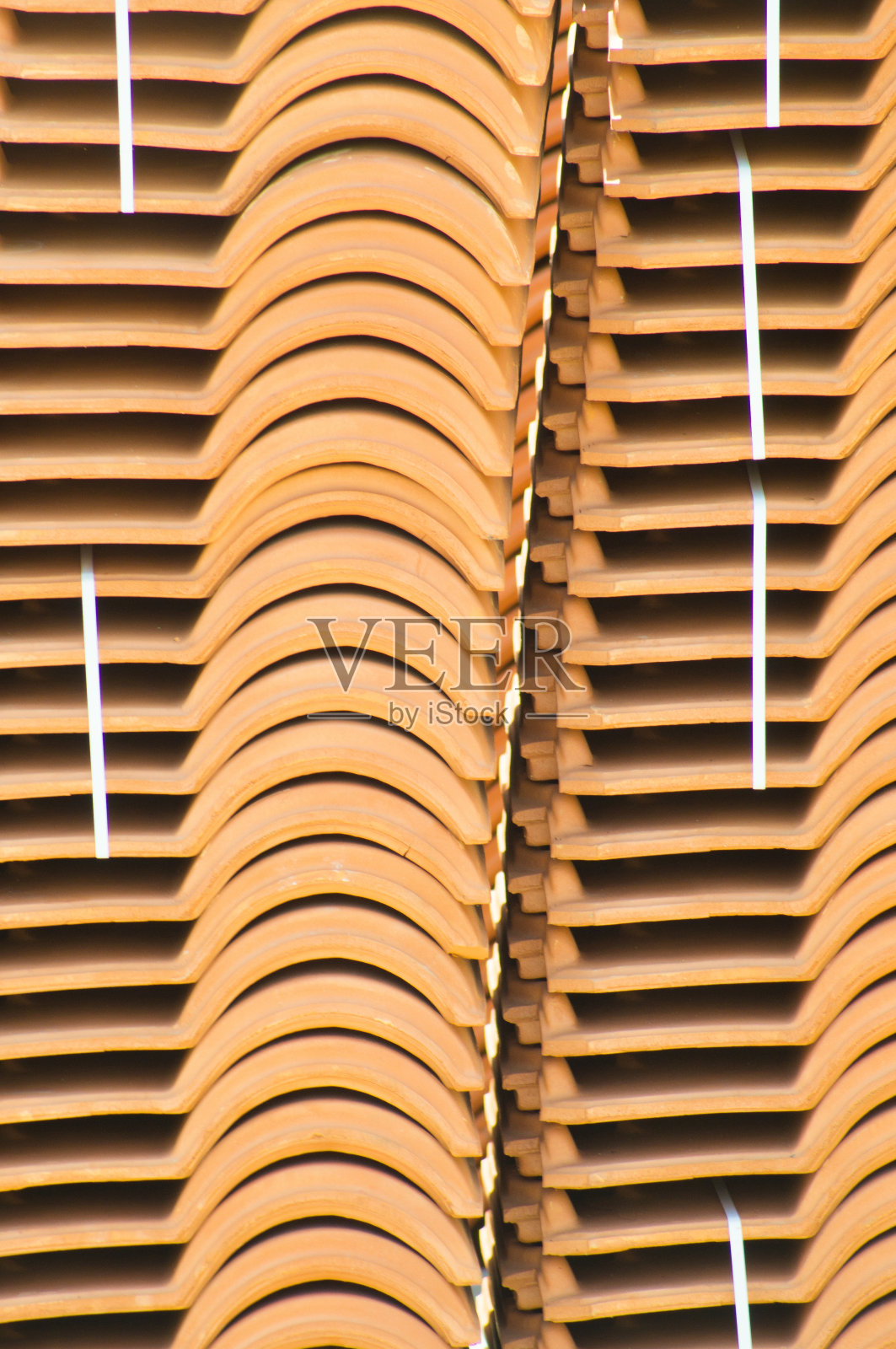 预制红色屋顶瓦片堆叠的背景。照片摄影图片