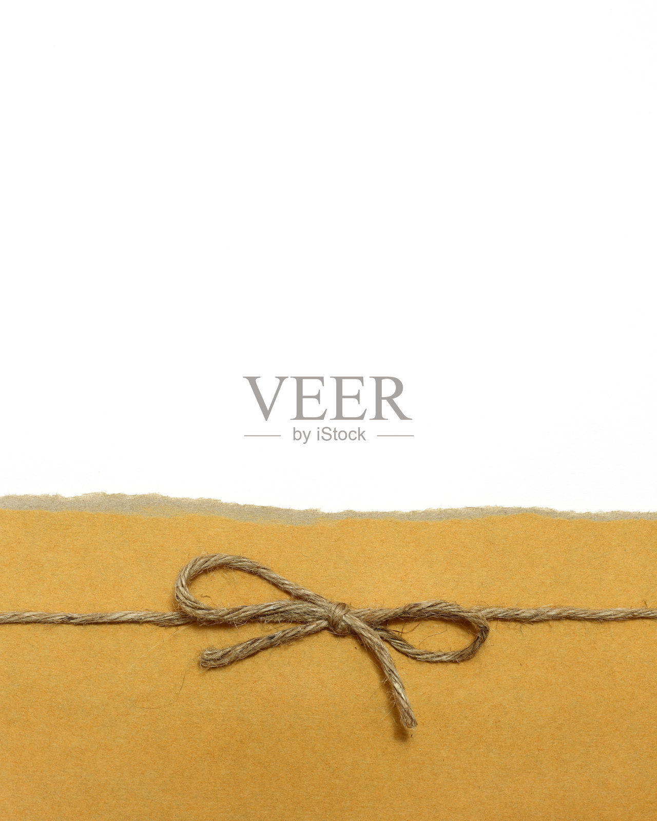 包裹用细绳系好，背景空白为白色照片摄影图片