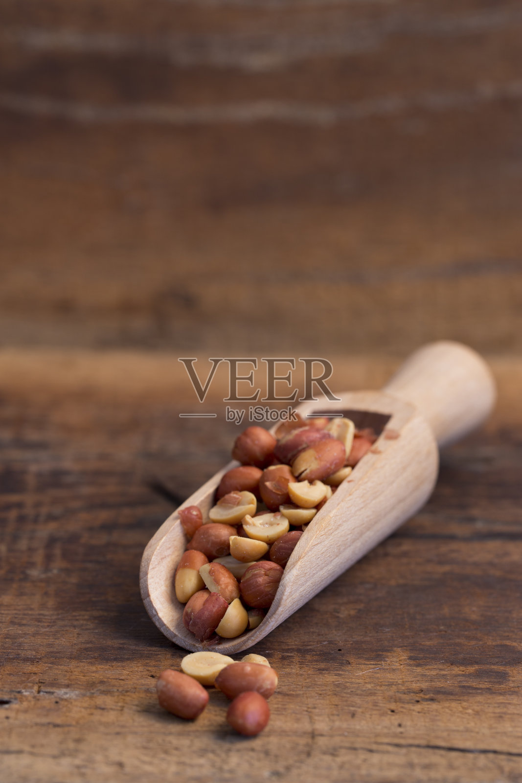 勺子里的花生。照片摄影图片