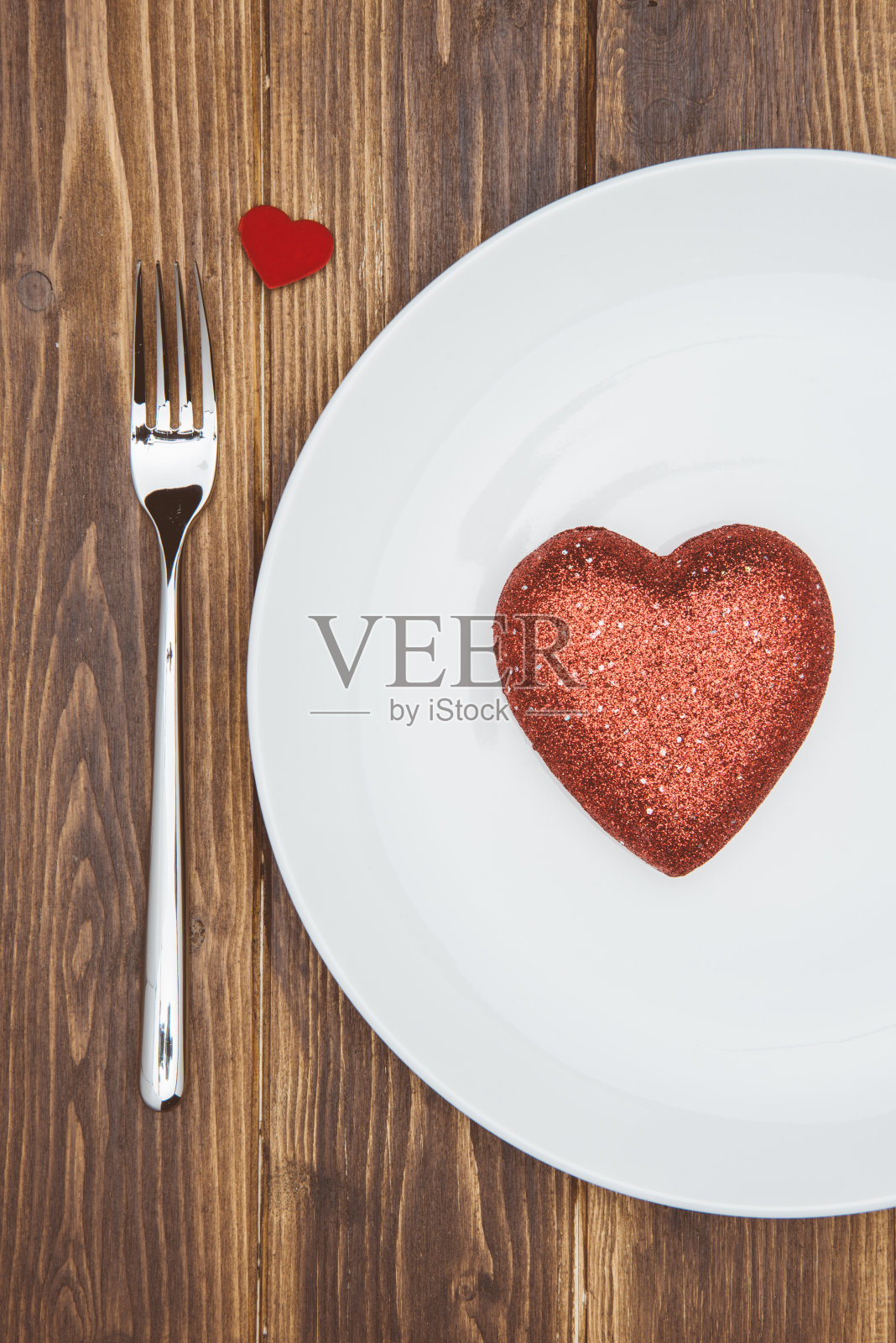 庆祝情人节，盘子上的心形照片摄影图片