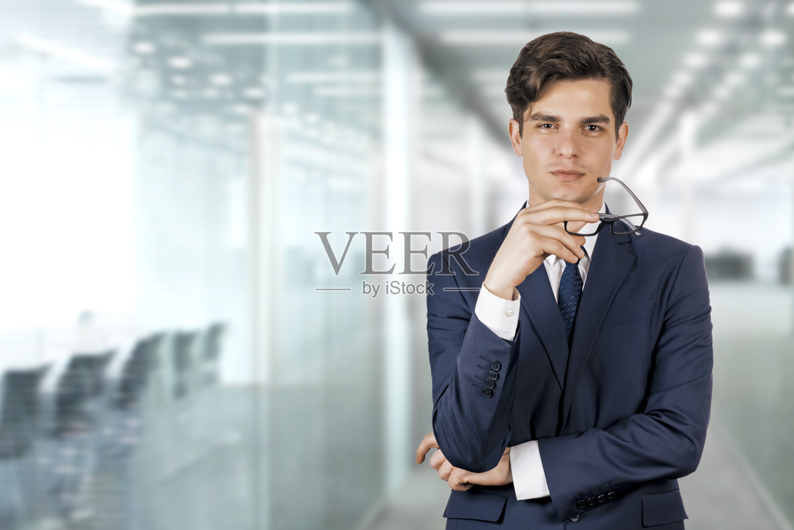 会议室里的商人照片摄影图片