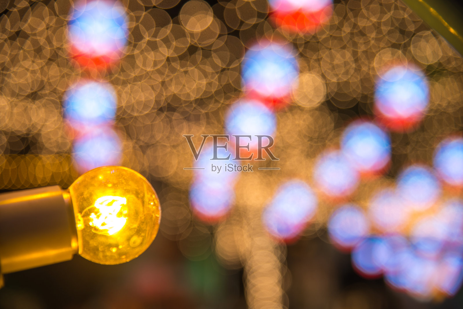 夜晚的灯火和虚掩照片摄影图片