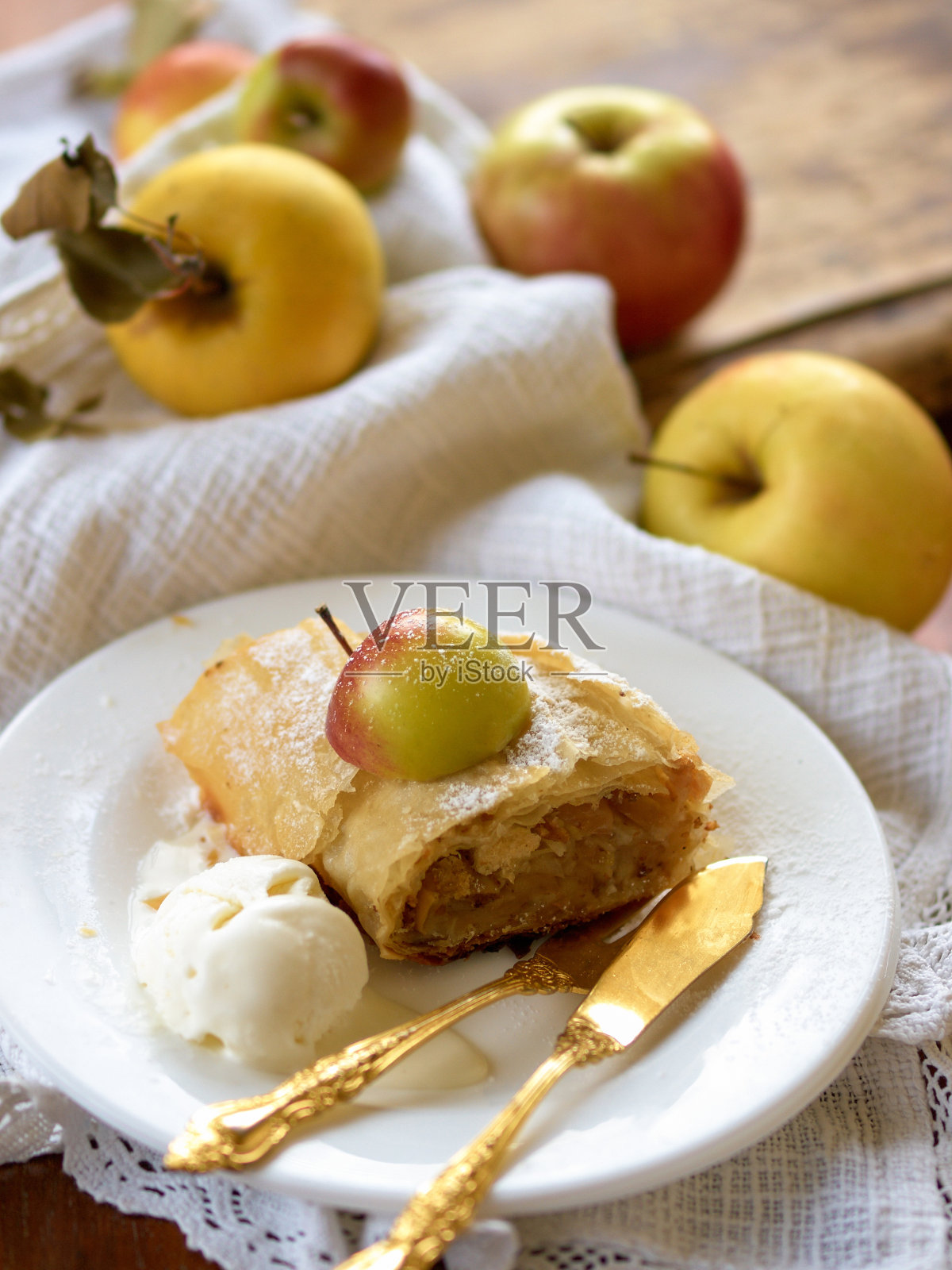 苹果馅饼和香草冰淇淋在盘子里照片摄影图片