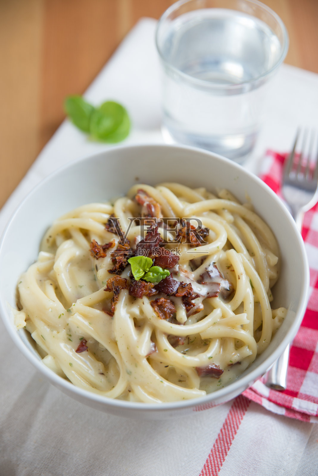 意大利面加芝士酱和培根照片摄影图片